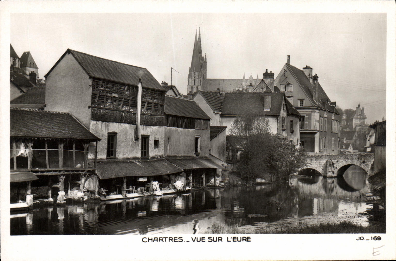 CPA Chartres Vue sur L Eure lavoir