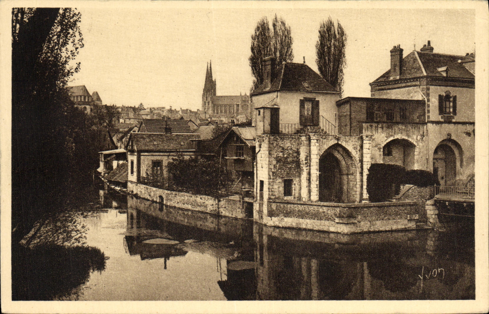 CPA Chartres Le Chateau d lf et la Cathedrale