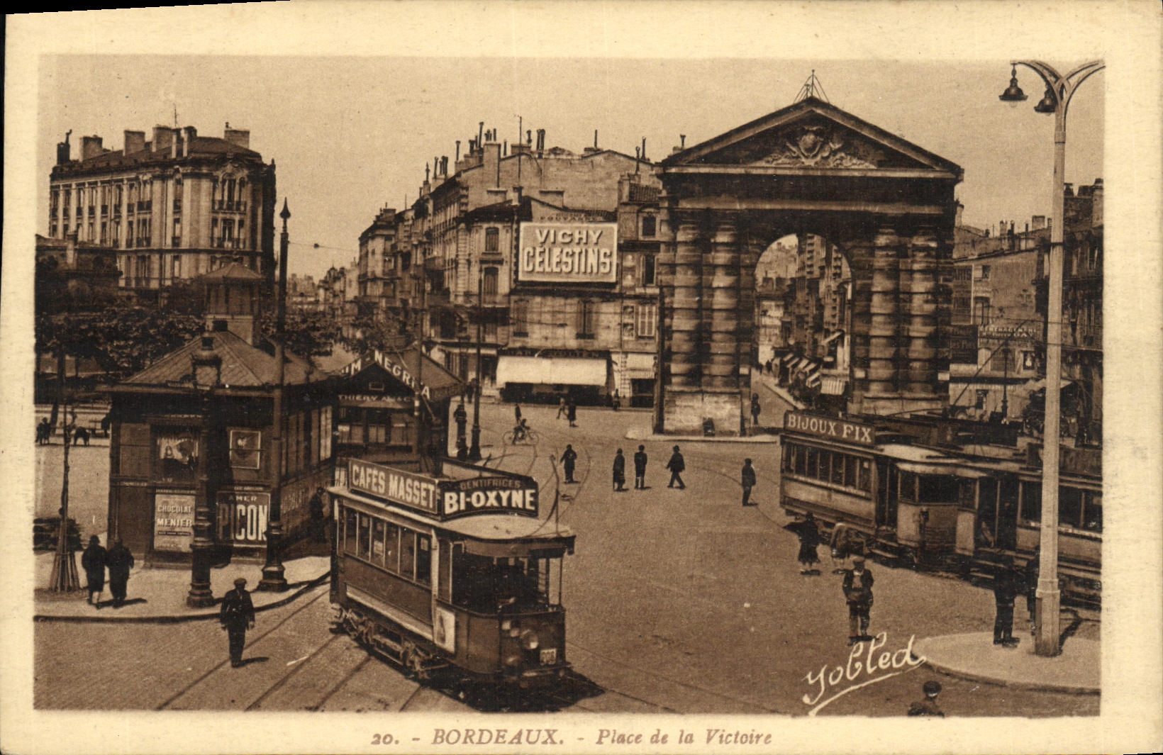 CPA Bordeaux Place de la Victoire Tramways