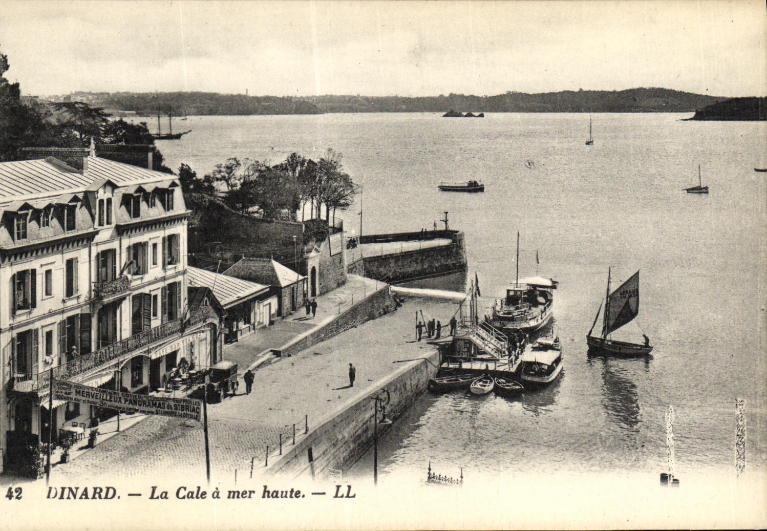 CPA Dinard La Cale a mer haute Bateaux