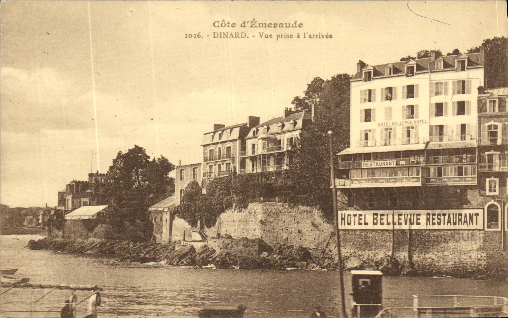 CPA Dinard Vue prise a l arrivee Hotel Bellevue Restaurant