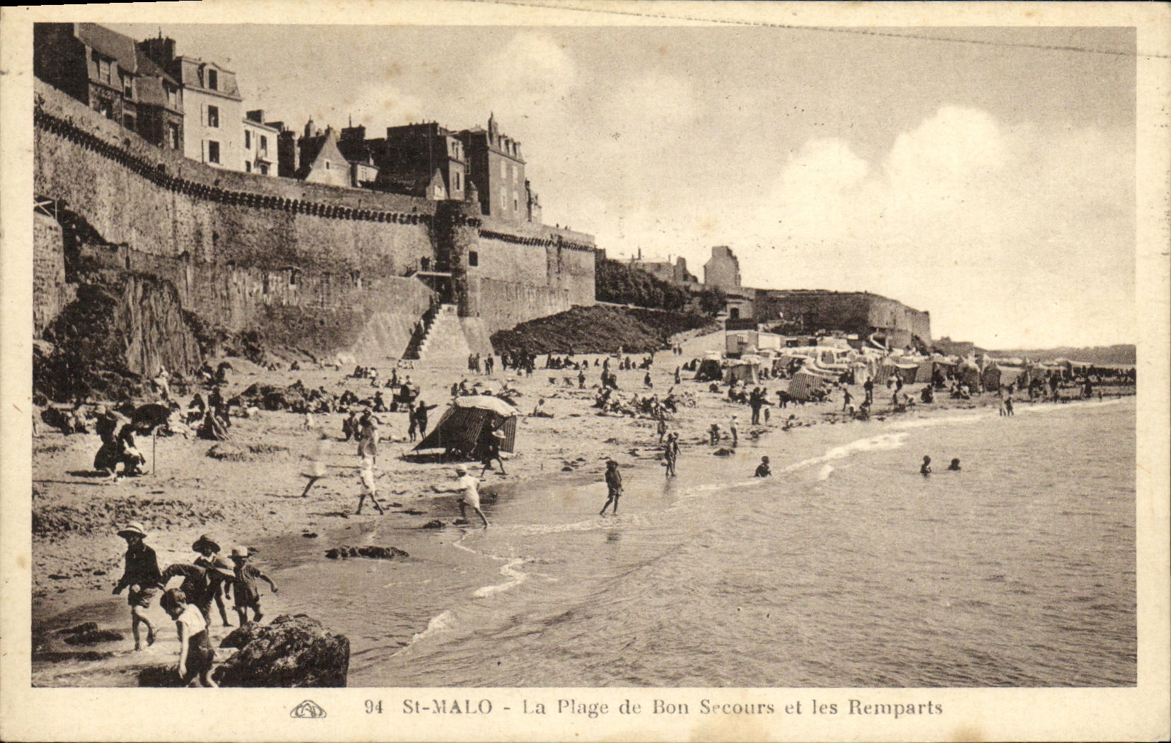 VINTAGE POSTCARD St Malo the Beach of Good Help and Walls