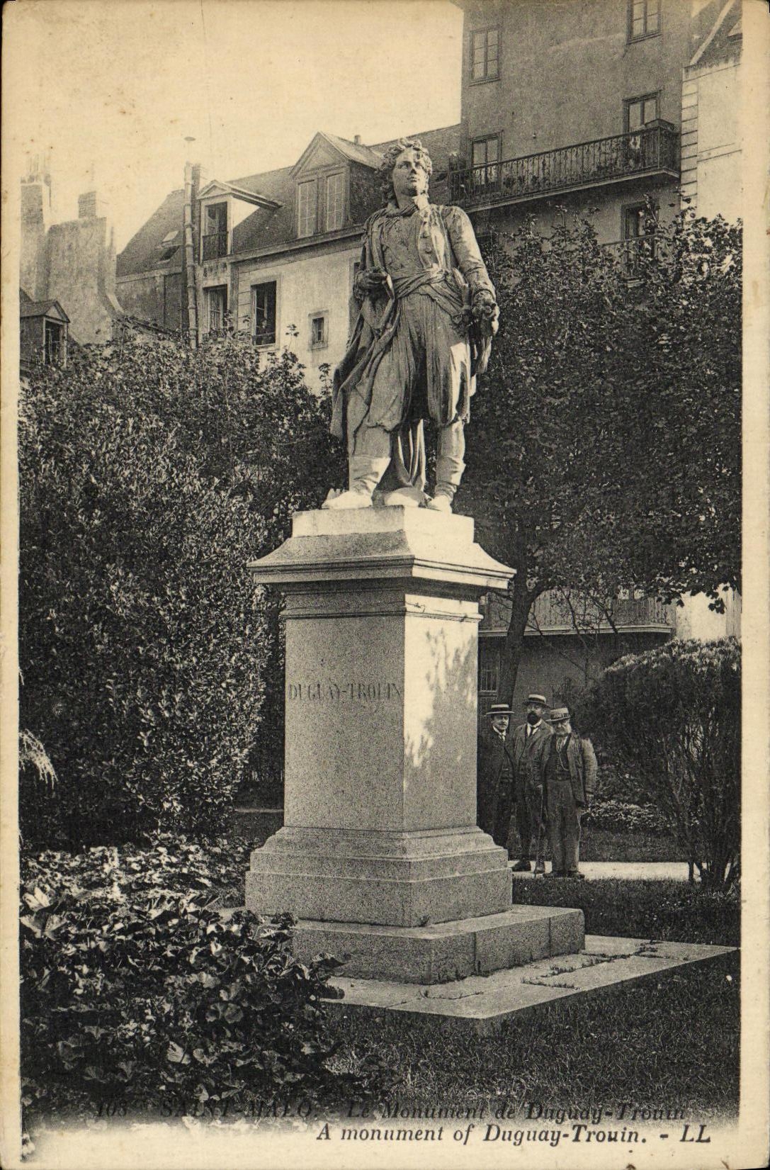 VINTAGE POSTCARD Holy Malo Monument Duguay Trouin