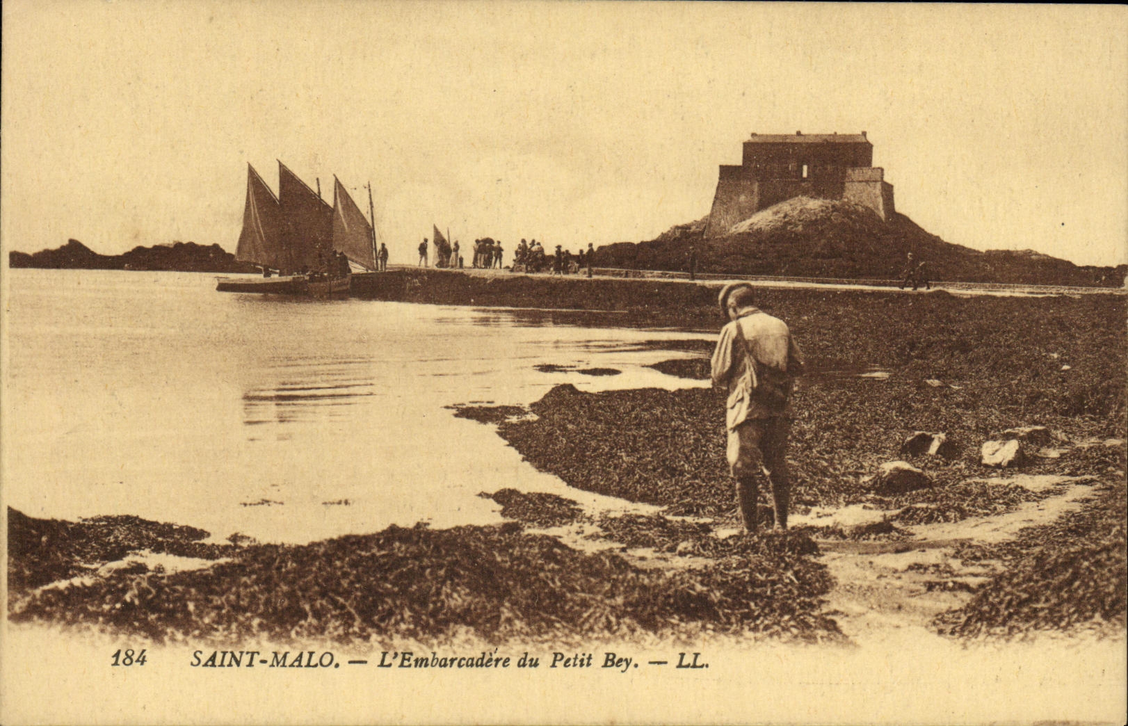VINTAGE POSTCARD Holy Malo L Landing stage of the Small Bey Bateau