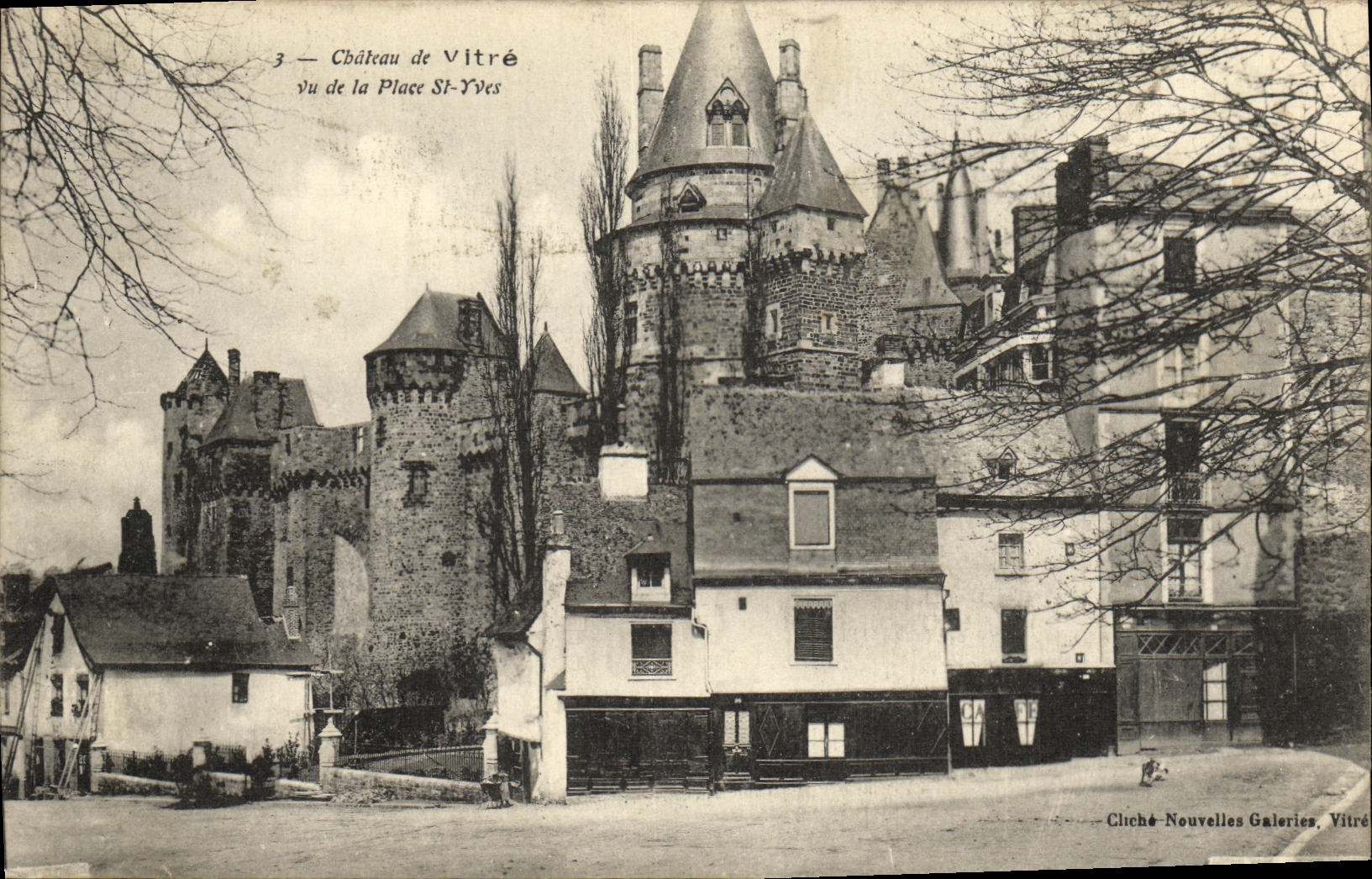 CPA Vitre Vu de la Place St Yves Chateau 