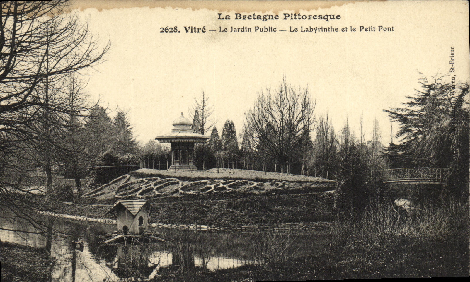 CPA Vitre Le Jardin Public Le Labyrinthe et le Petit Pont