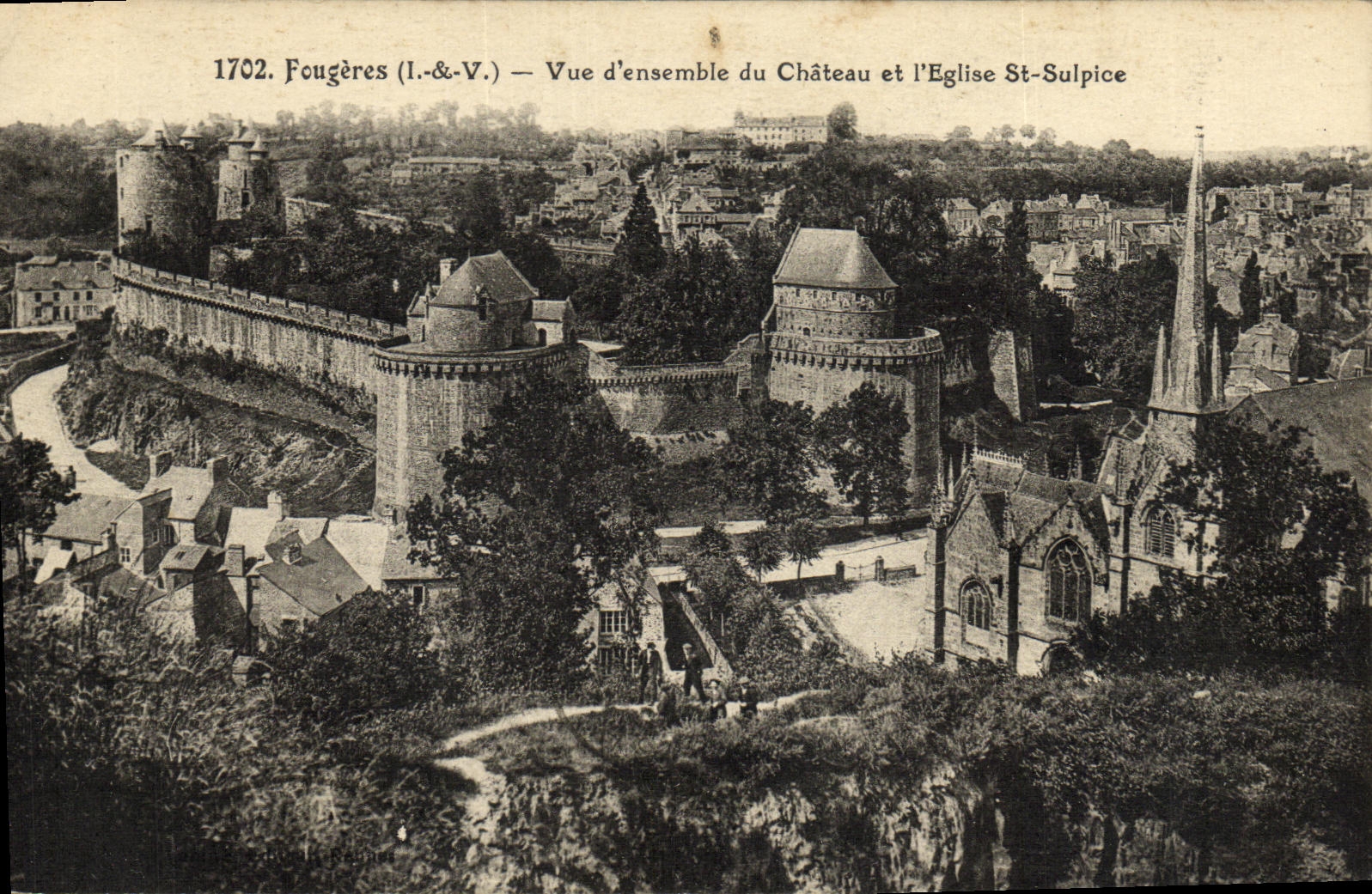 CPA Fougeres Vue d Ensemble du Chateau et l Eglise St Sulpice