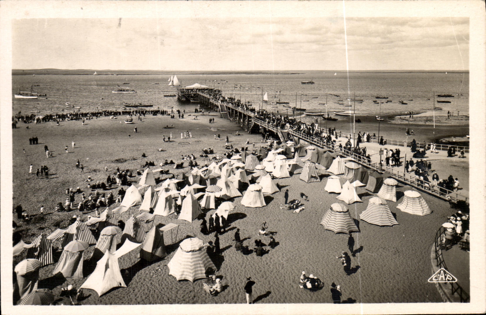 MODERN CARD Arcachon Villas On large the pier