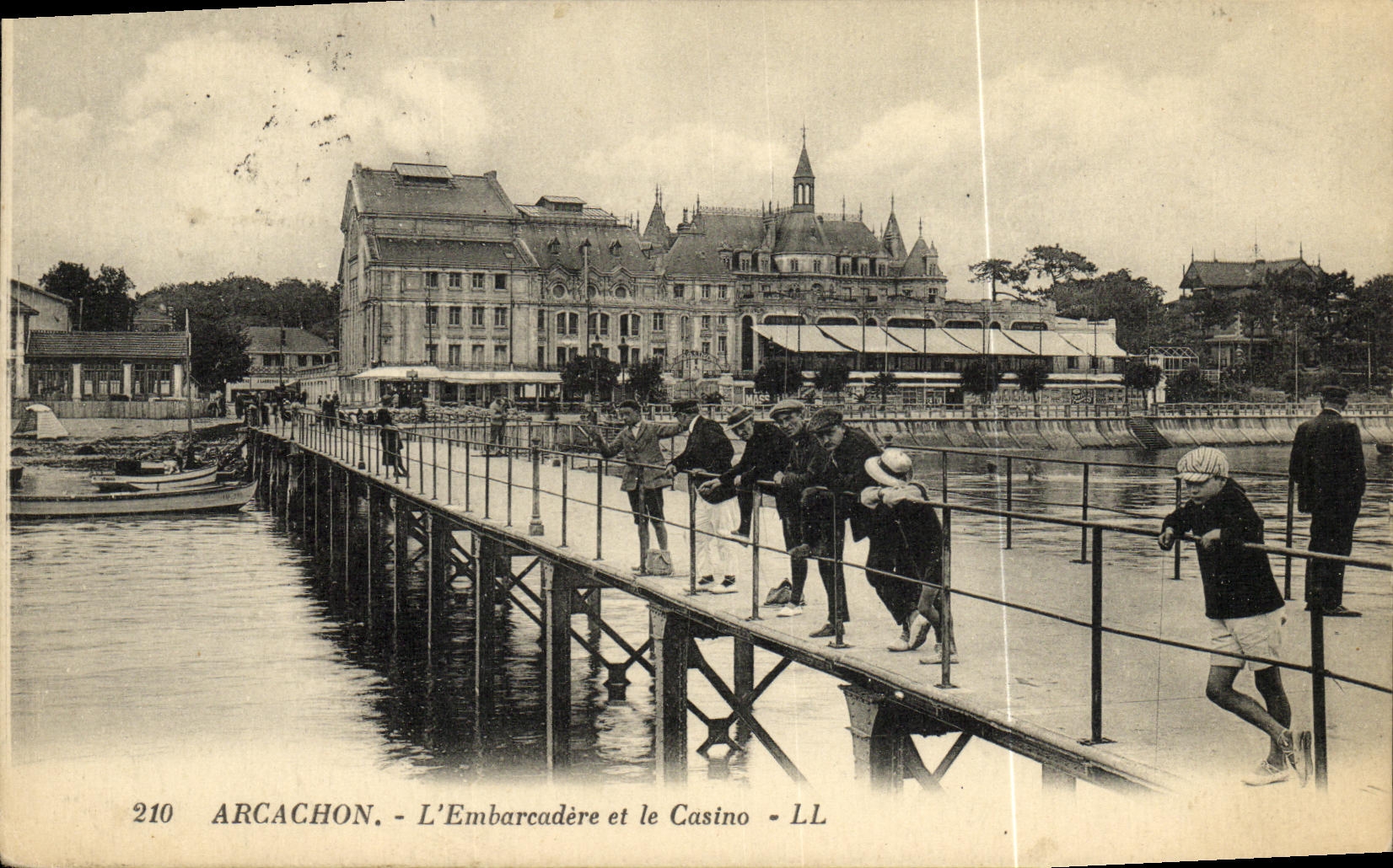 VINTAGE POSTCARD Dimension D Money Arcachon L Landing stage and the Casino