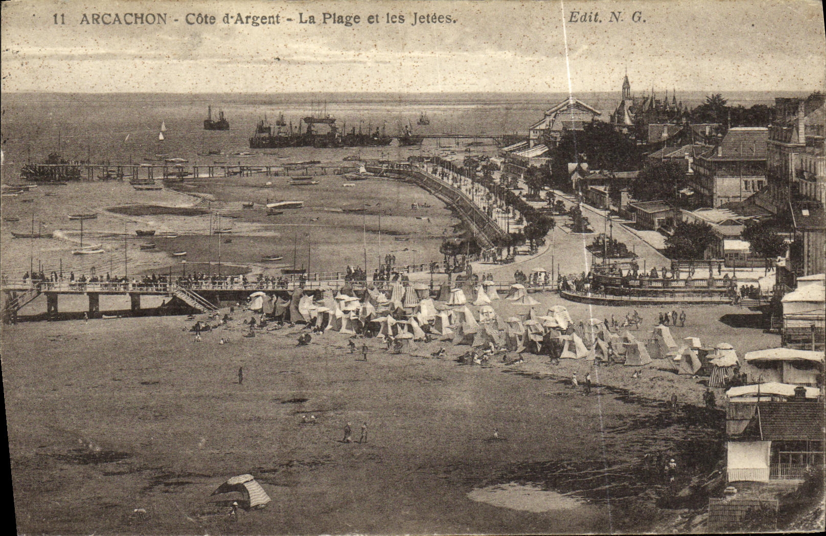 VINTAGE POSTCARD Dimension D Arcachon Money the Beach and Piers
