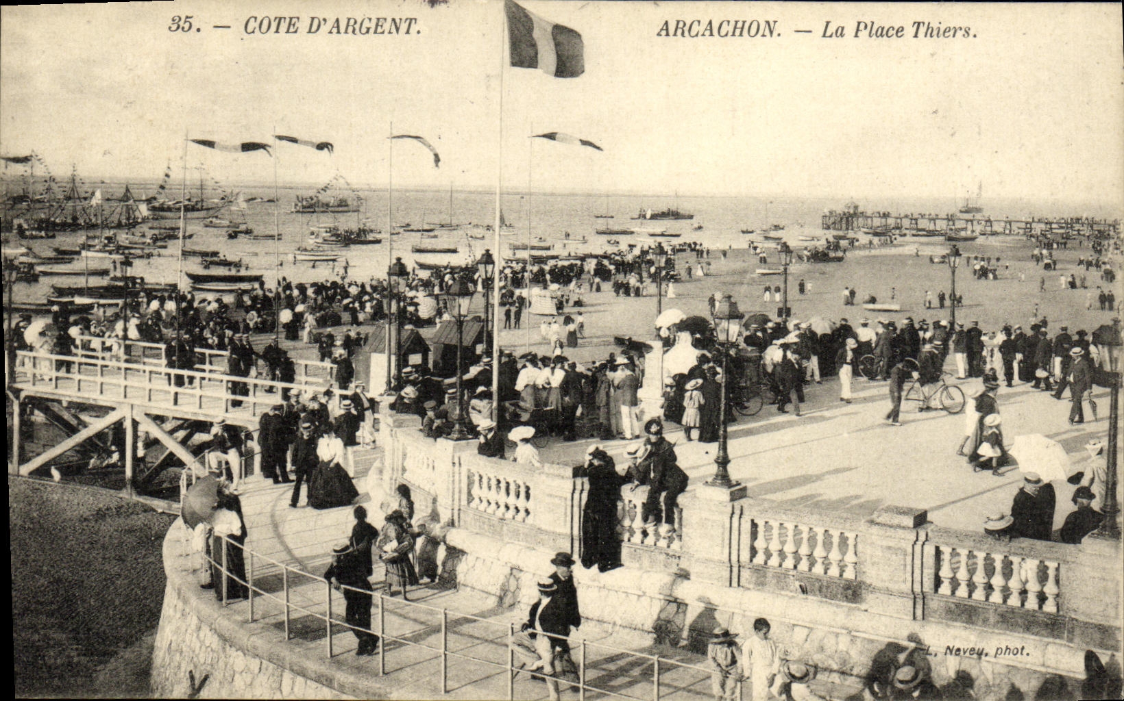 VINTAGE POSTCARD Dimension D Arcachon Money the Thiers Place