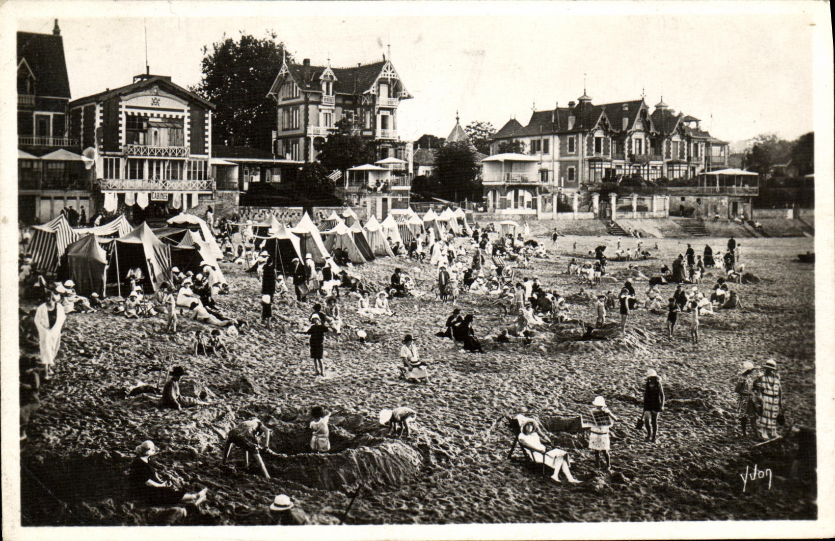 VINTAGE POSTCARD Dimension D Arcachon Money the Beach