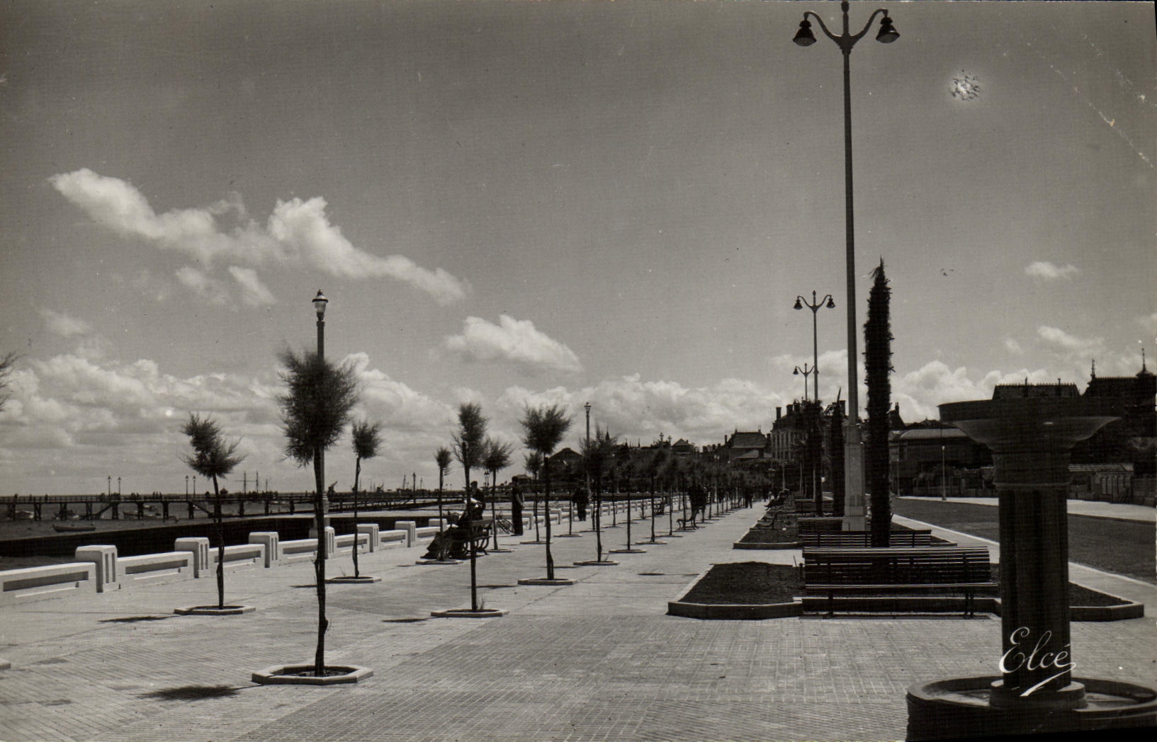 VINTAGE POSTCARD Dimension D Money Arcachon Fountain on the new boulevard Walk