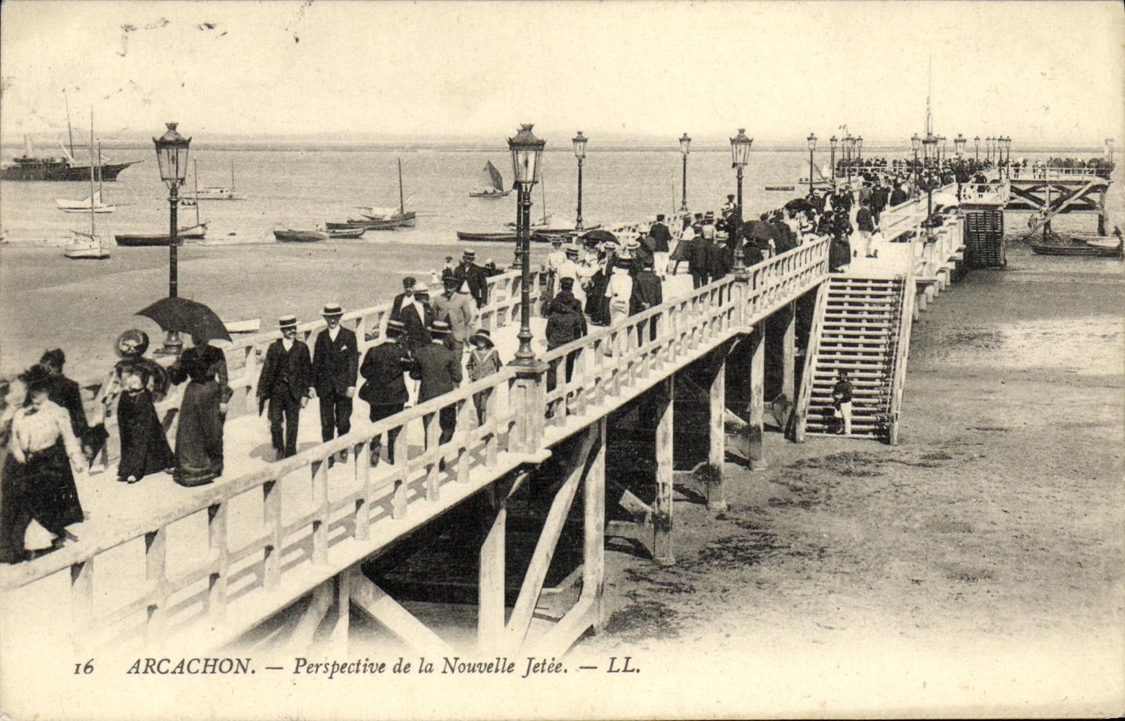 VINTAGE POSTCARD Dimension D Money Arcachon View of the new pier
