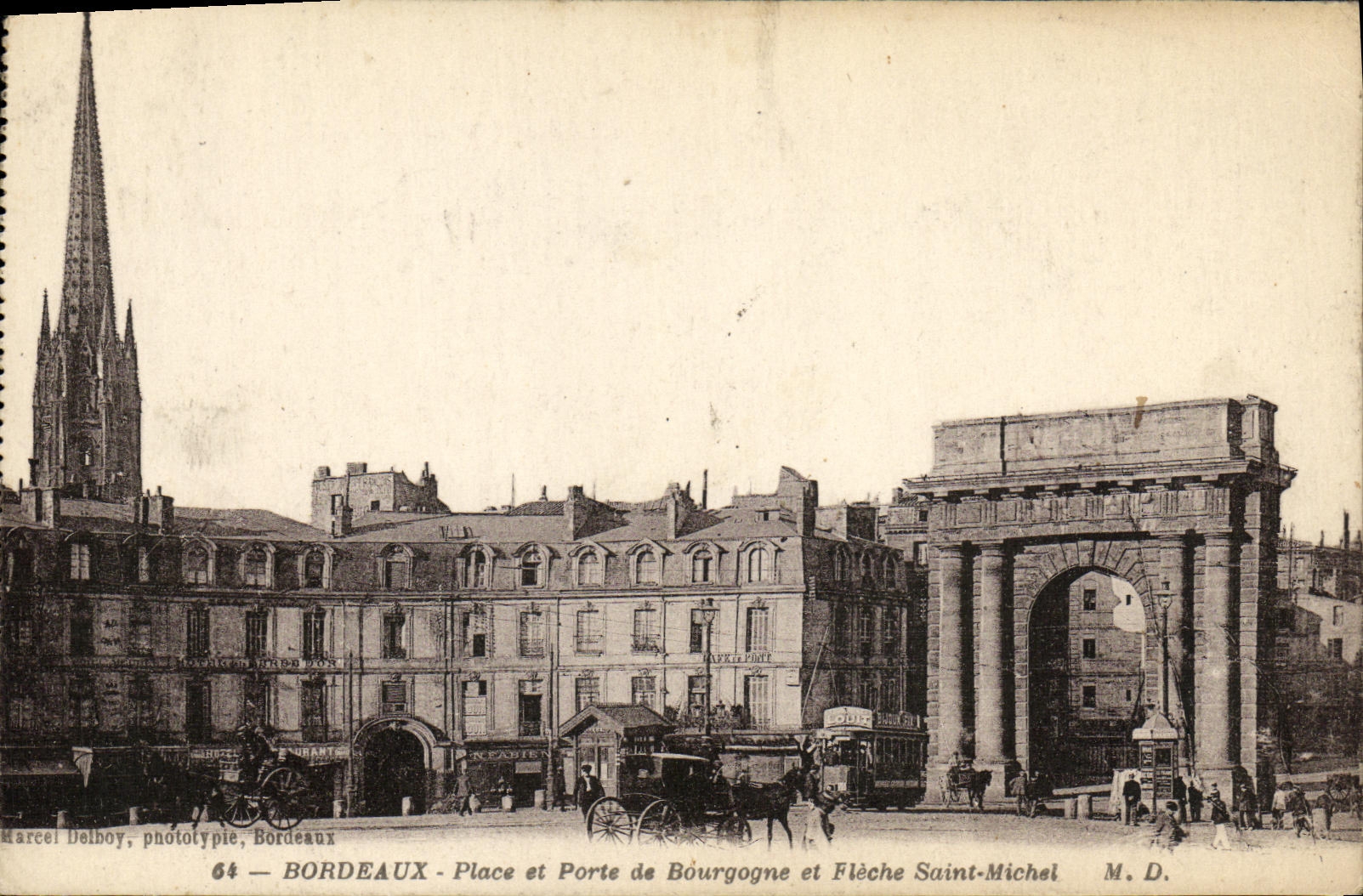 CPA Bordeaux Place et Porte de Bourgogne et Fleche Saint Michel