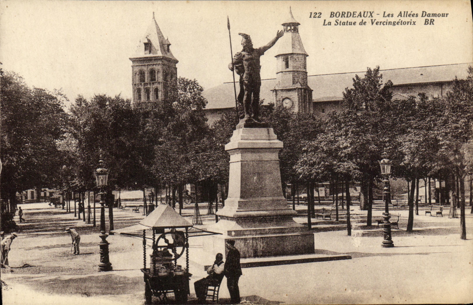 CPA Bordeaux Les Allees Damour La Statue de Vercingetorix Vendeur de glaces