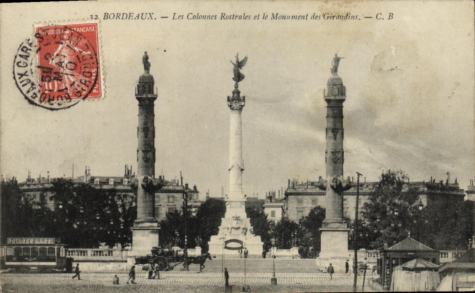 CPA Bordeaux Les Colonnes Rostrales et le Monument des Girondins