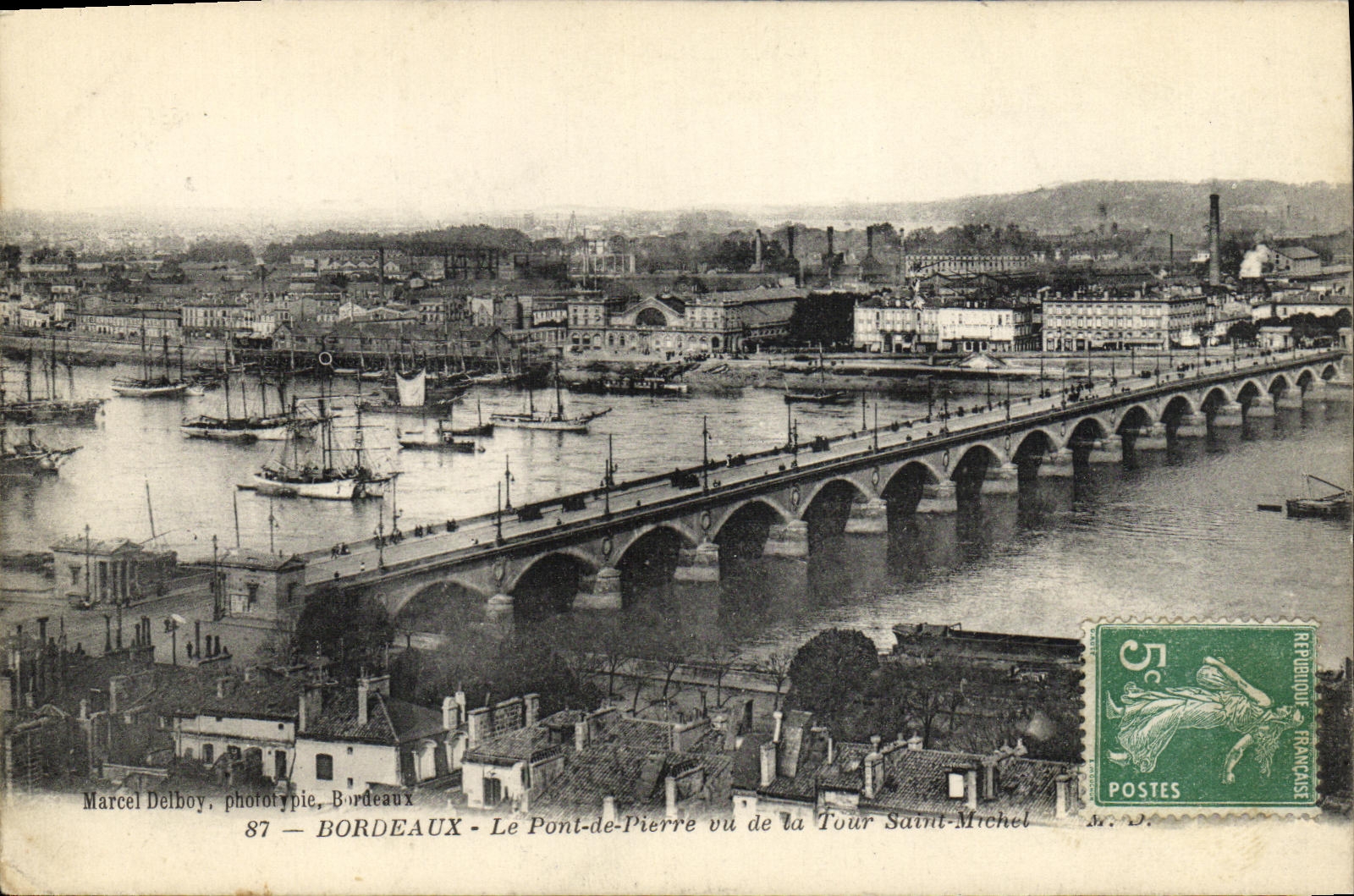 CPA Bordeaux Le Pont de Pierre vu de la tour Saint Michel Bateaux 