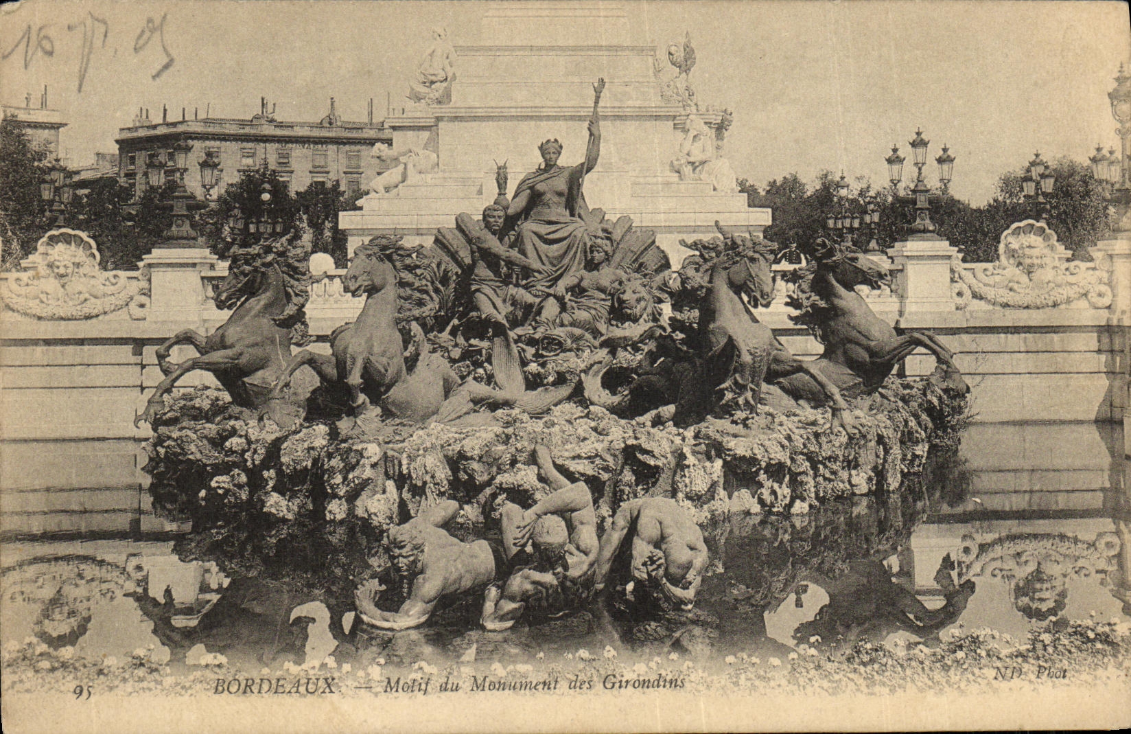 CPA Bordeaux Motif Du Monument des Girondins
