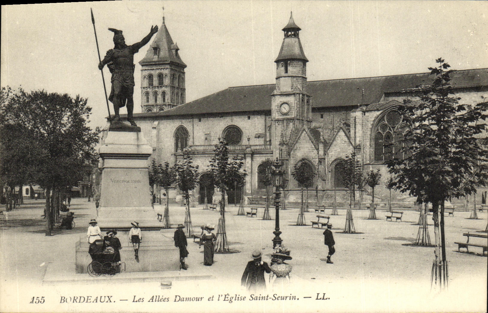 CPA Bordeaux Les Allees et L Eglise Saint Seurin