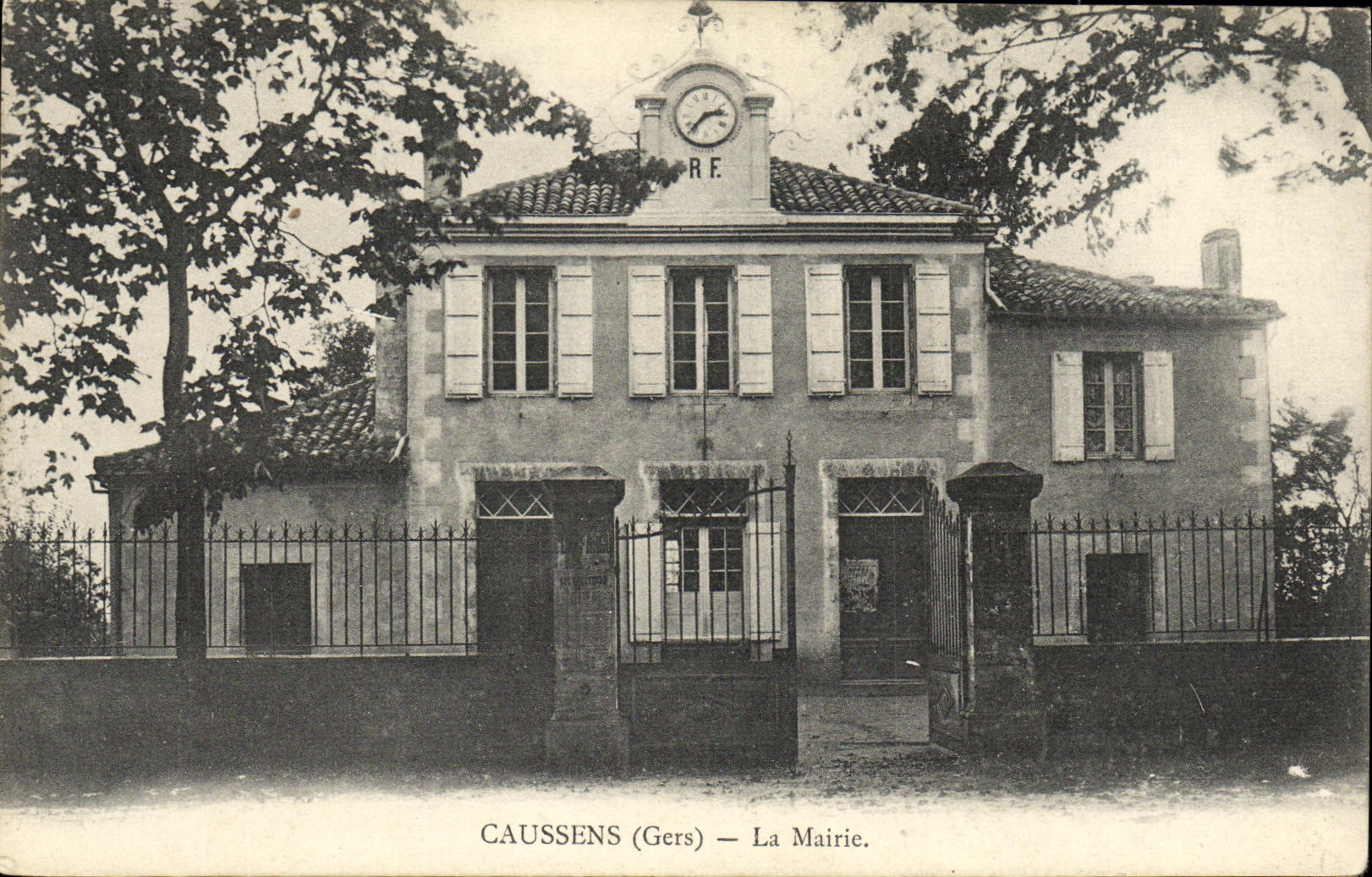 VINTAGE POSTCARD Caussens the Town hall
