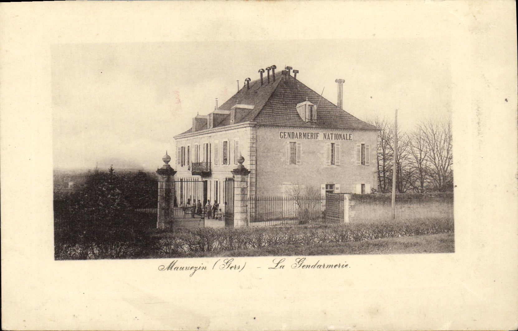VINTAGE POSTCARD Mauvezin gendarmerie