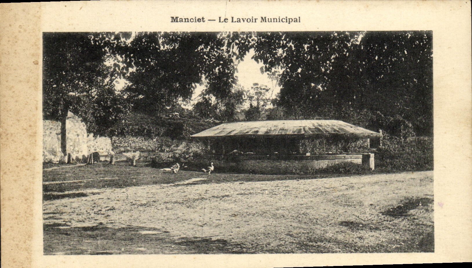VINTAGE POSTCARD Manciet the Municipal Laundrette