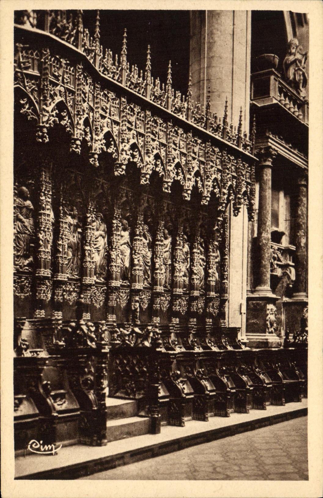 De la VENDIMIA de la POSTAL de Auch de la basilica fragmento de Marie Sainte de los woodworks y de los detalles de las paradas del estribillo