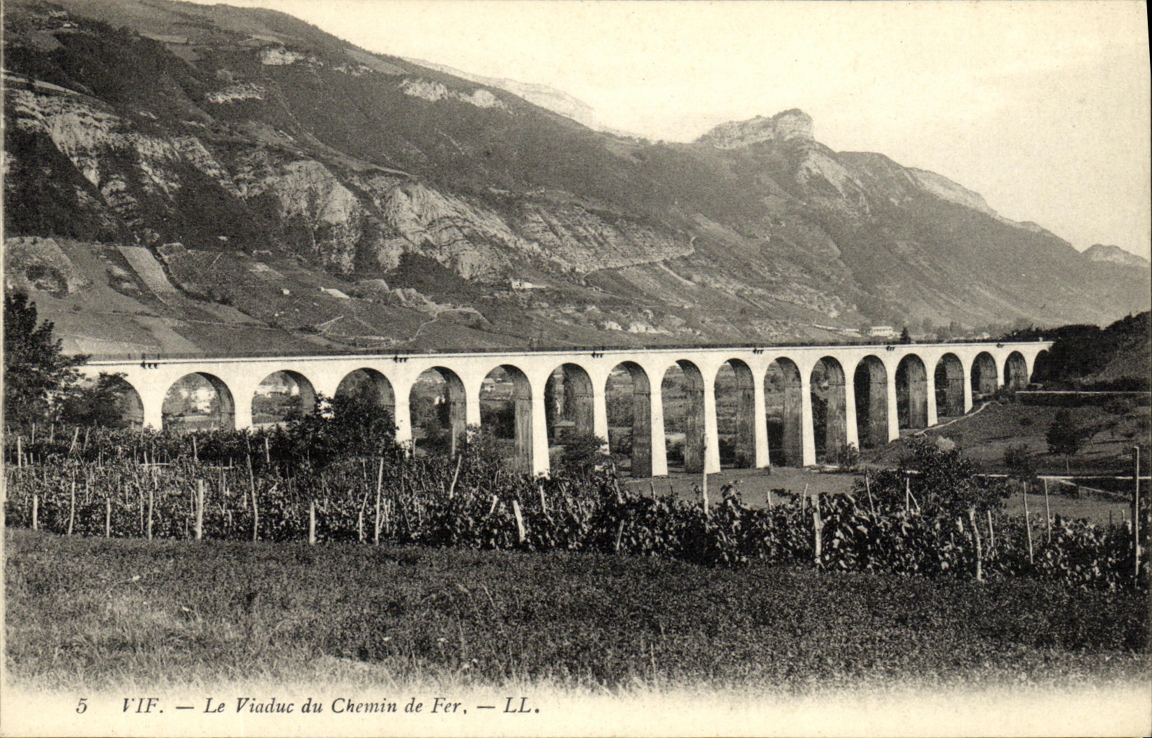 VINTAGE POSTCARD Sharp the Viaduct of the Railroad