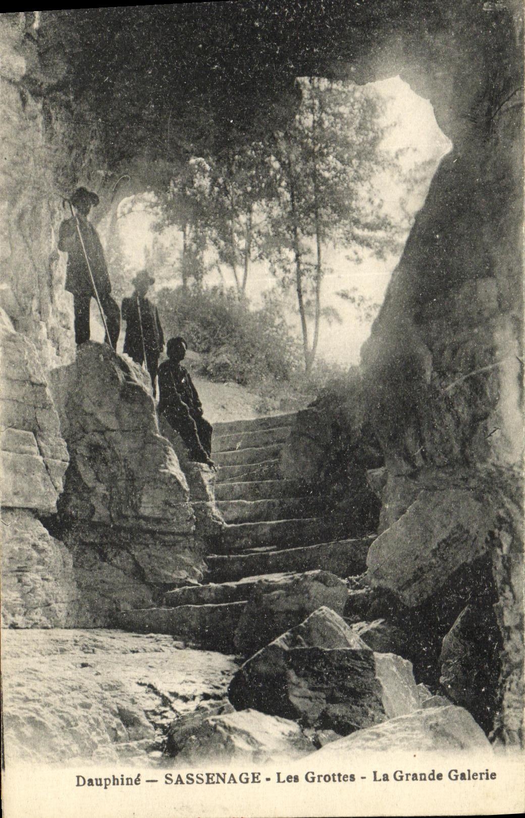 VINTAGE POSTCARD Dauphine Sassenage Caves the Large Gallery