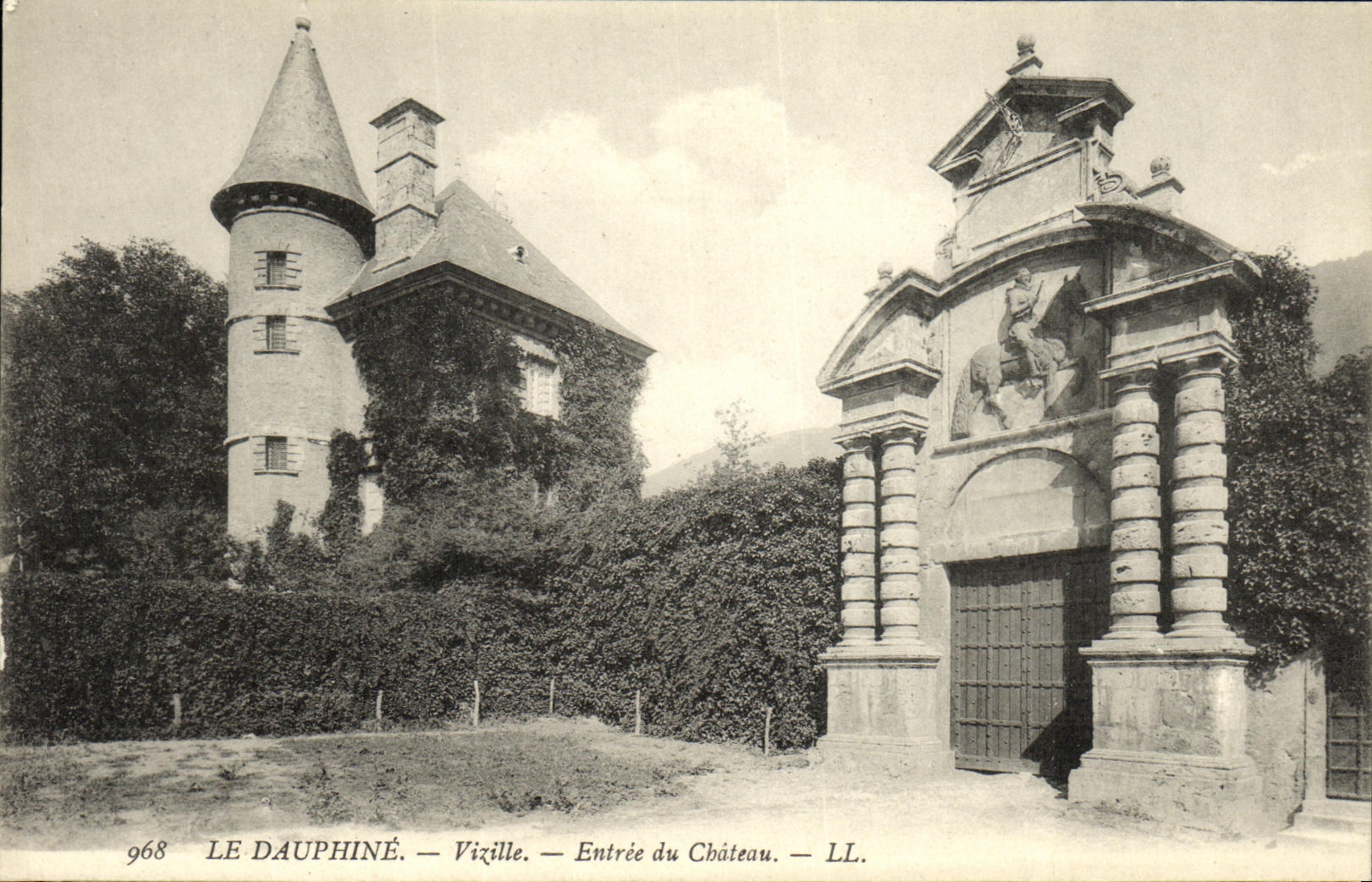 VINTAGE POSTCARD Dauphine Vizille Entered of the Castle