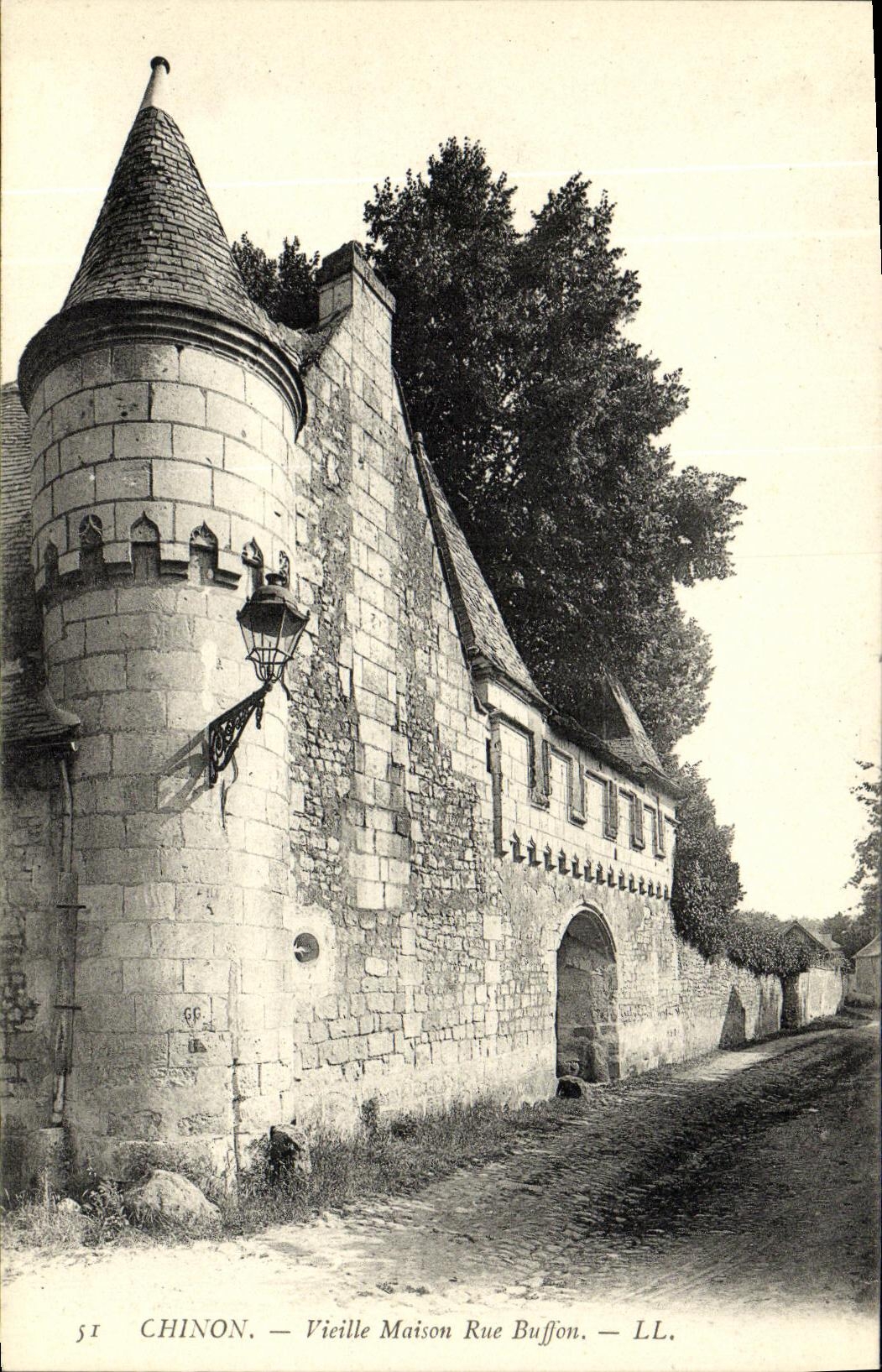 VINTAGE POSTCARD Chinon Old woman House Street Buffon