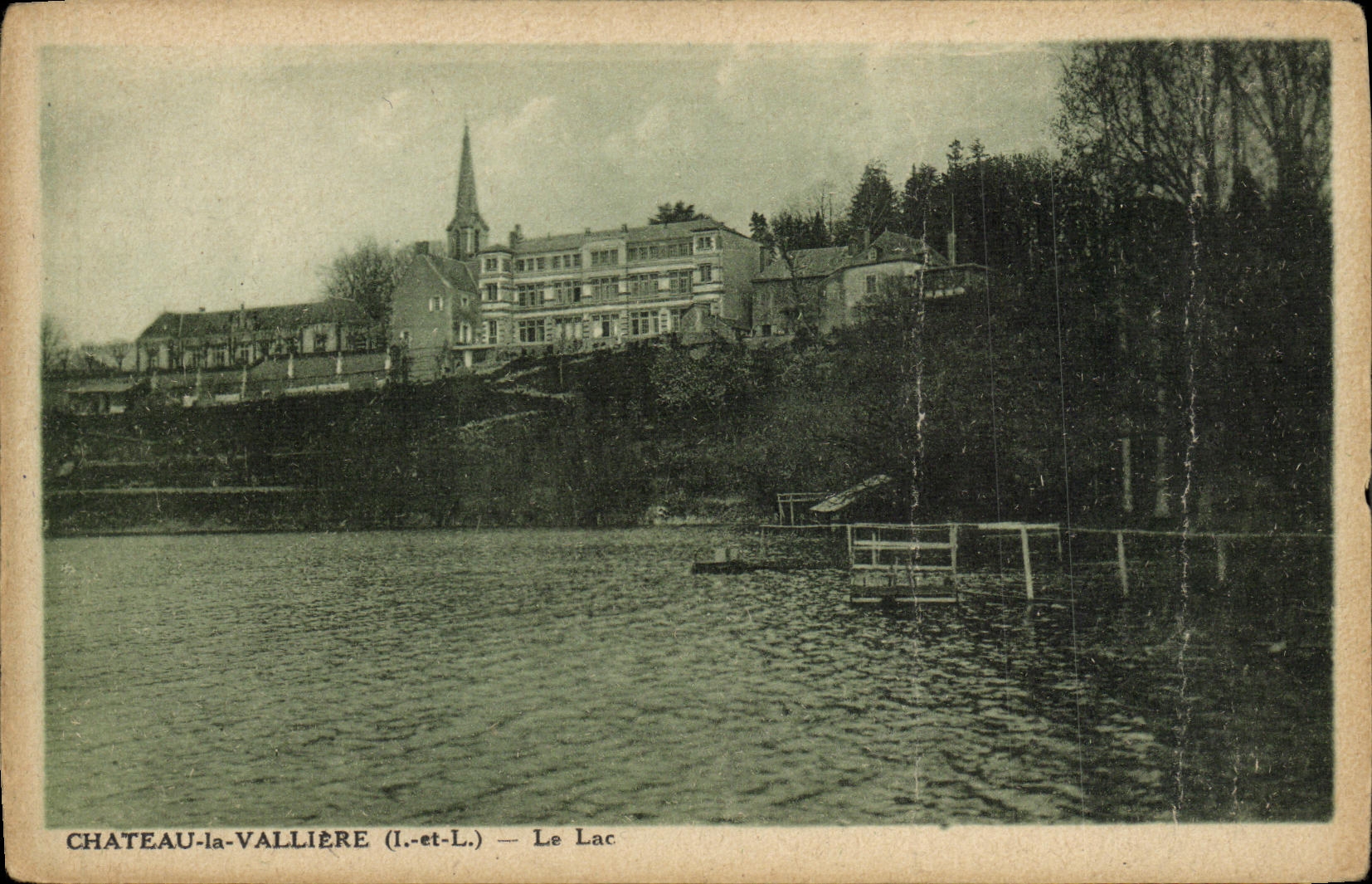 VINTAGE POSTCARD Castle Valliere the lake