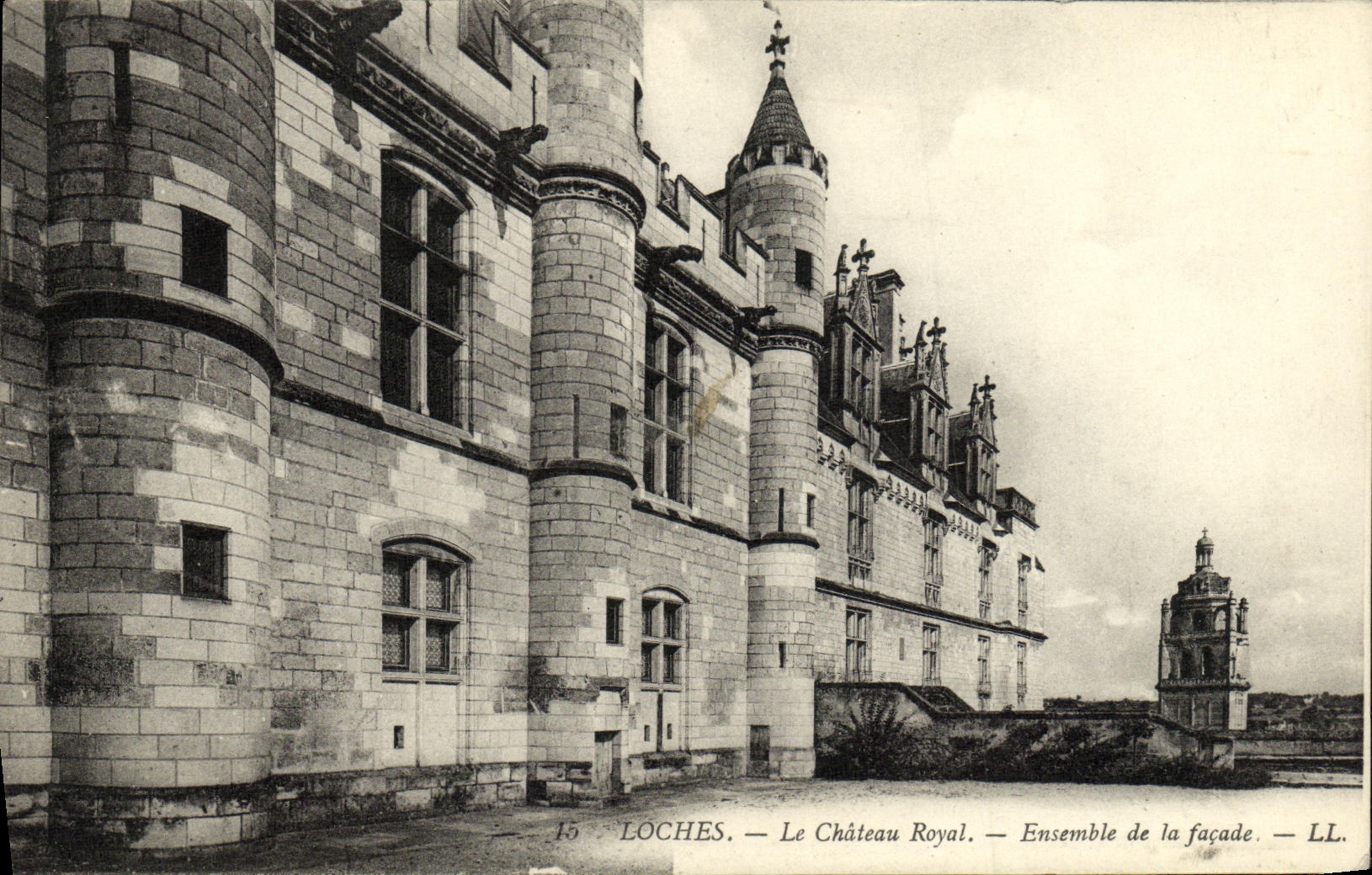 CPA Loches Le Chateau Royal Ensemble de la Facade
