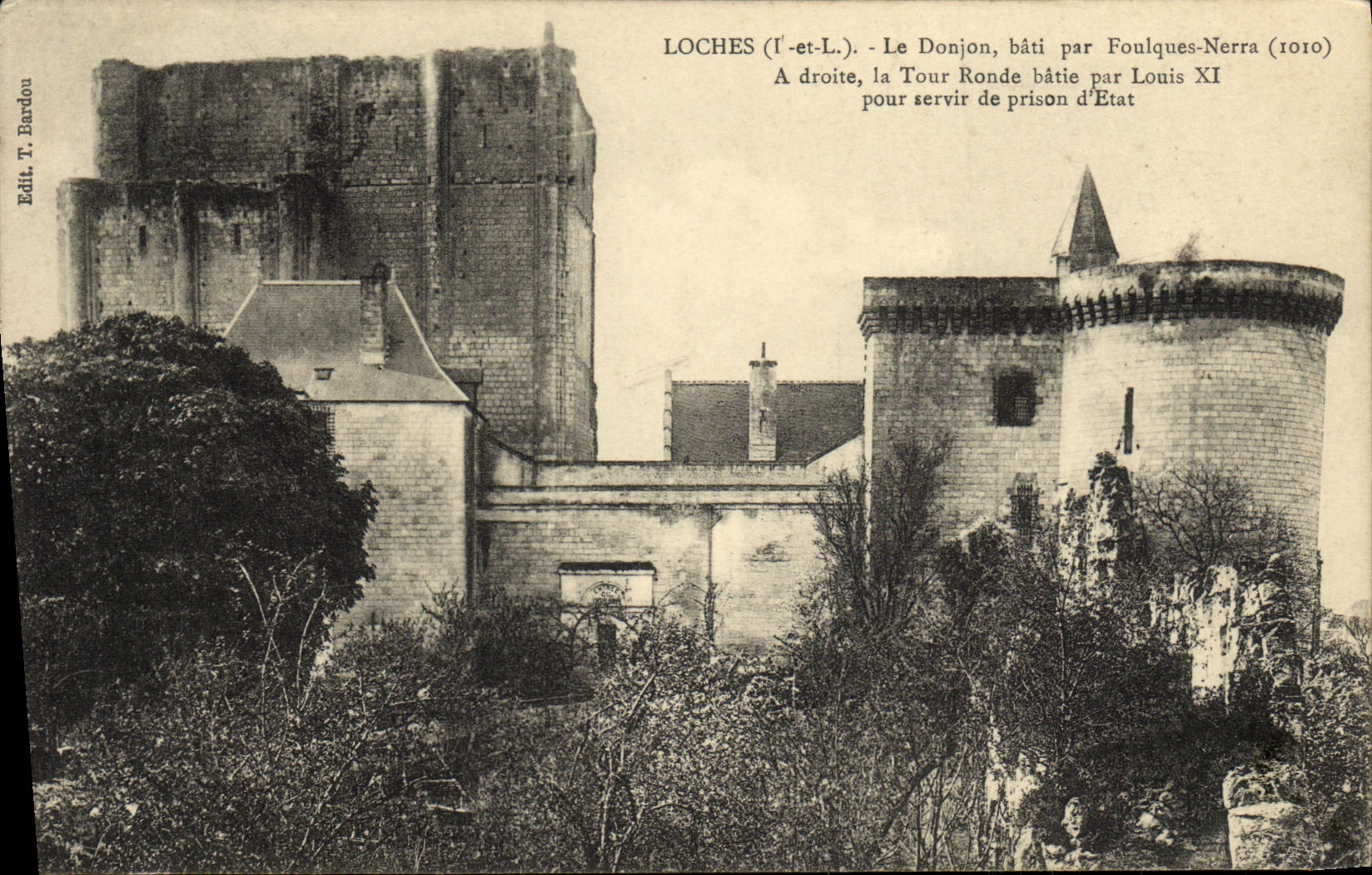 CPA Loches Le Donjon Bati par Foulques Nerra La tour ronde batie par Louis XI prison d Etat