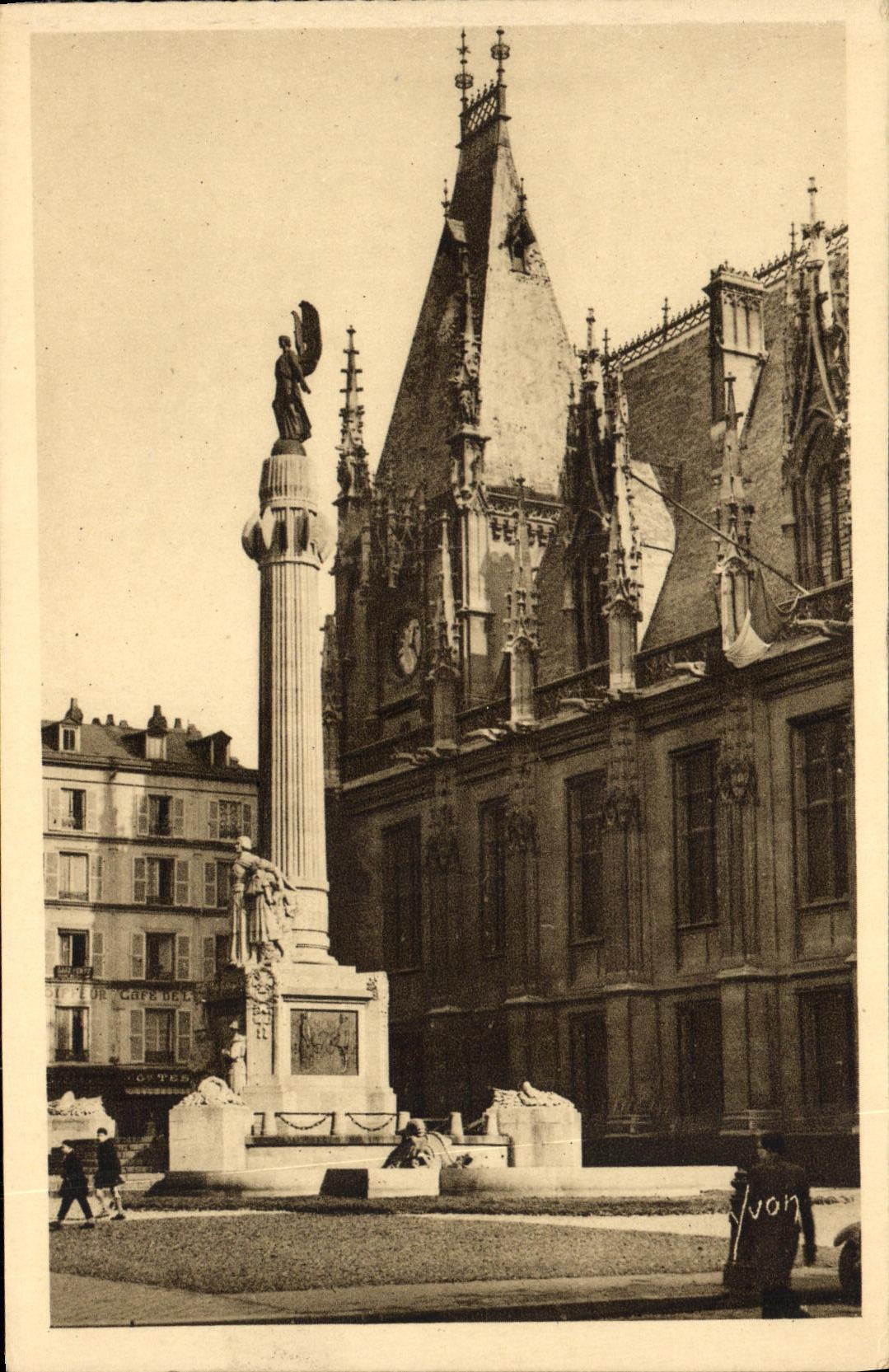 VINTAGE POSTCARD Rouen the war memorial the Maxime REal del Sarte