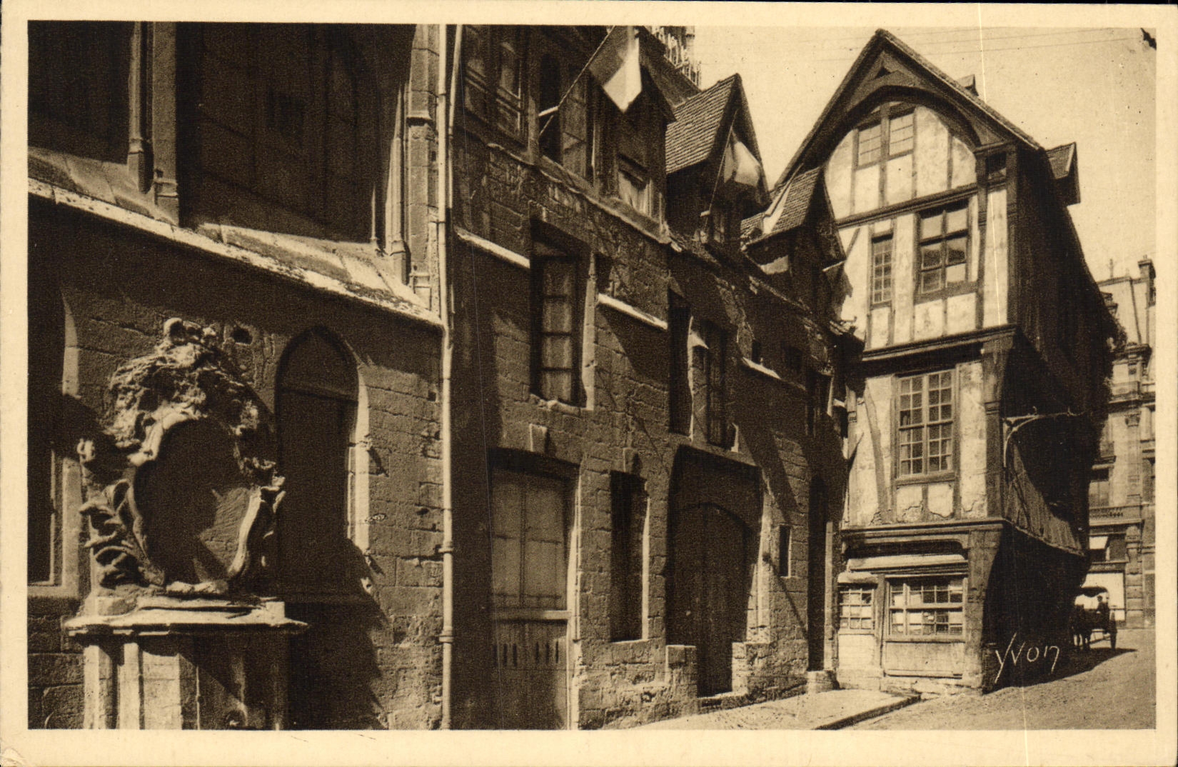 VINTAGE POSTCARD Rouen Old women Houses in the Street Romain Saint