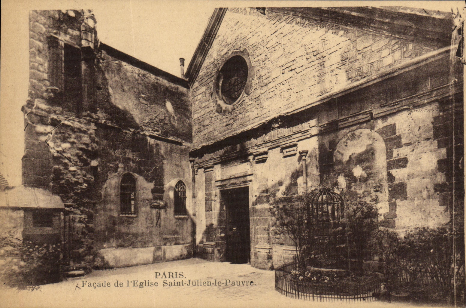 CPA Paris Facade de l Eglise Saint Julien le Pauvre