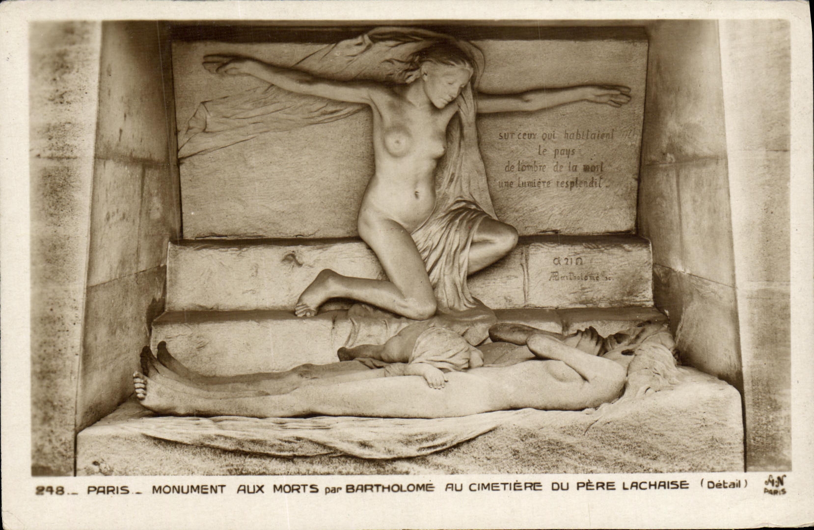 CPA Paris Monument Aux Morts Par Bartholome Au Cimetiere du Pere Lachaise
