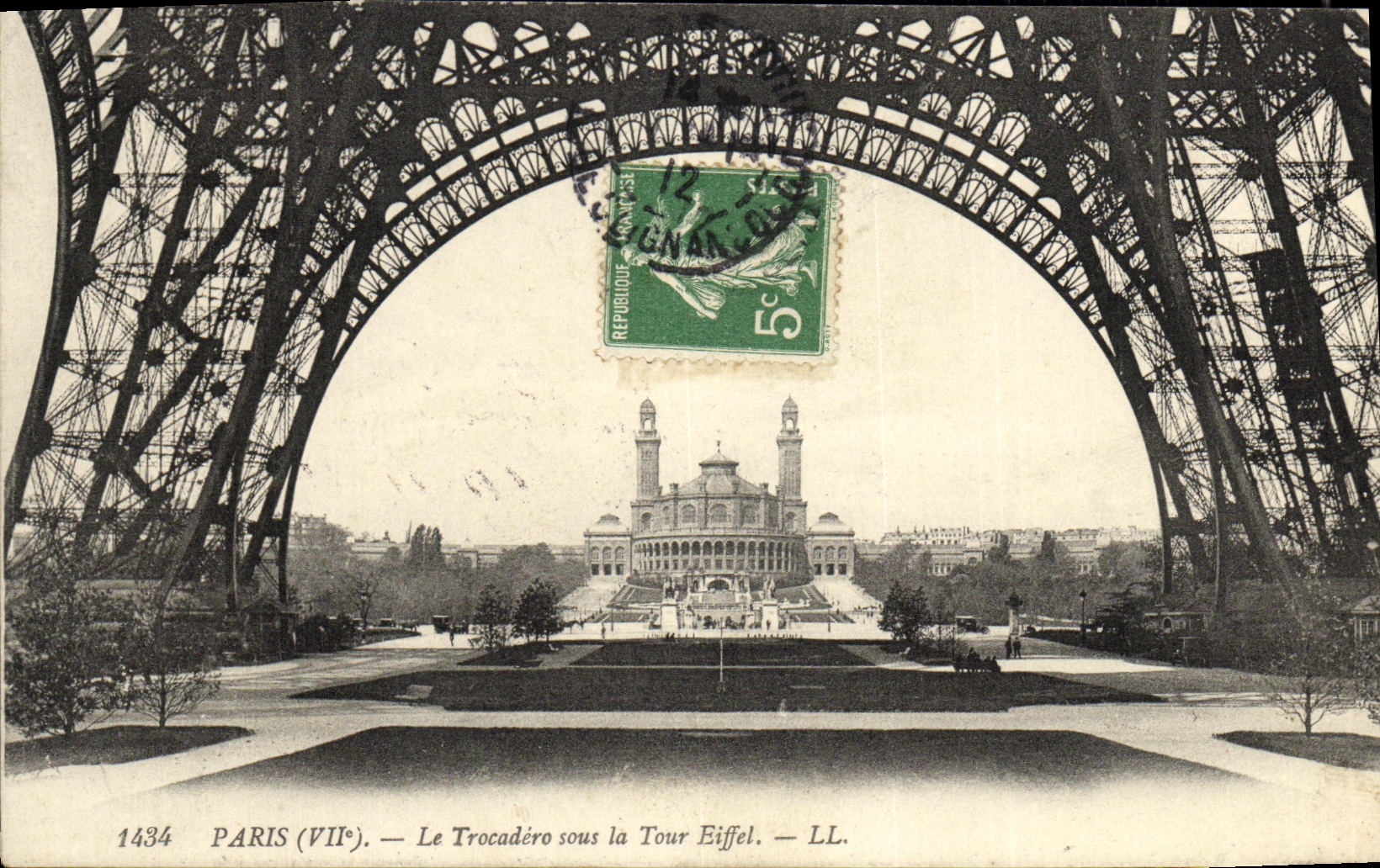 VINTAGE POSTCARD Paris Trocadero under the Eiffel Tower