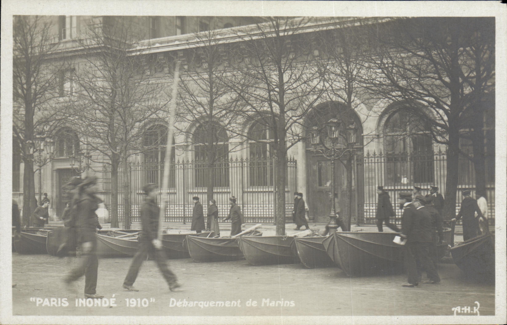 VINTAGE POSTCARD Paris Floods Unloading of Sailors