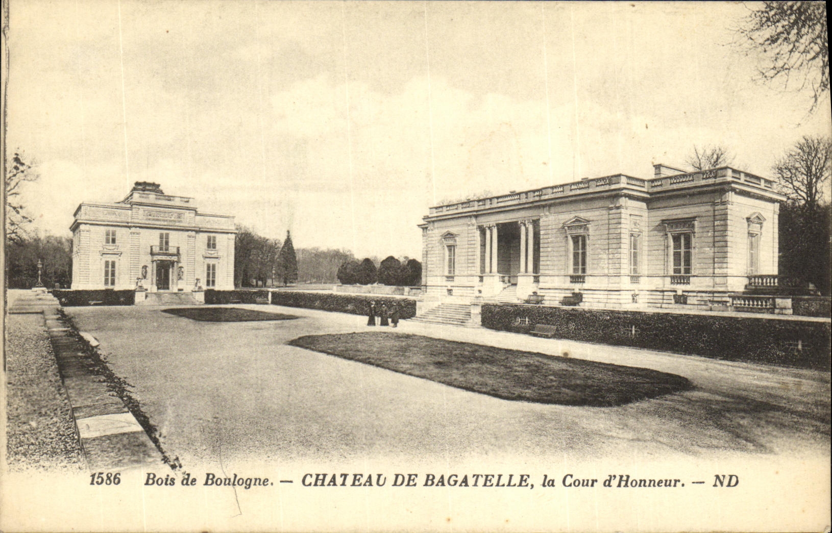 CPA Bois de Boulogne Chateau de Bagatelle la Cour d Honneur 