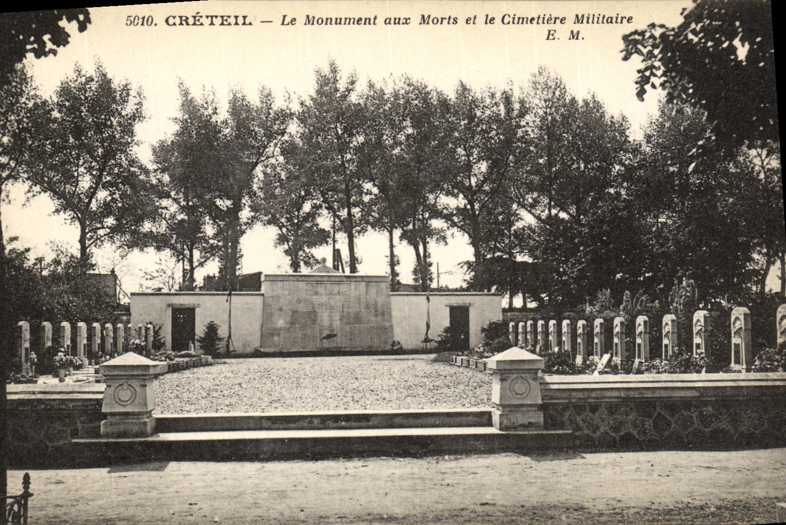 VINTAGE POSTCARD Creteil the War memorial and the Military Cemetery