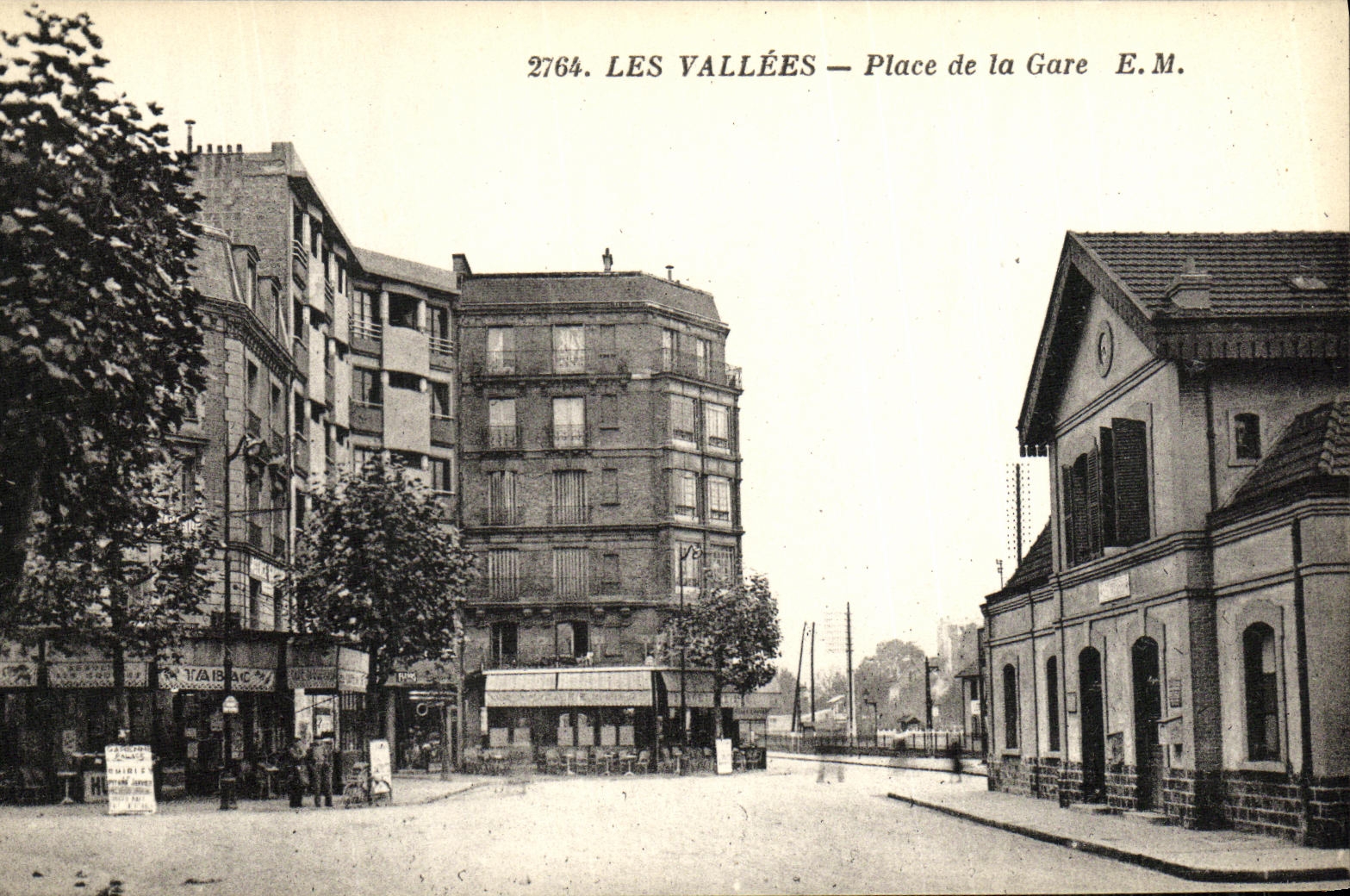 CPA Les Vallees Place de la Gare 