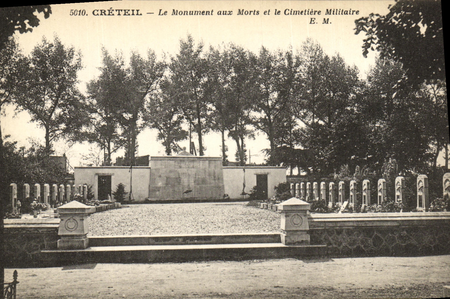 VINTAGE POSTCARD Creteil the War memorial and the Military Cemetery Militaria