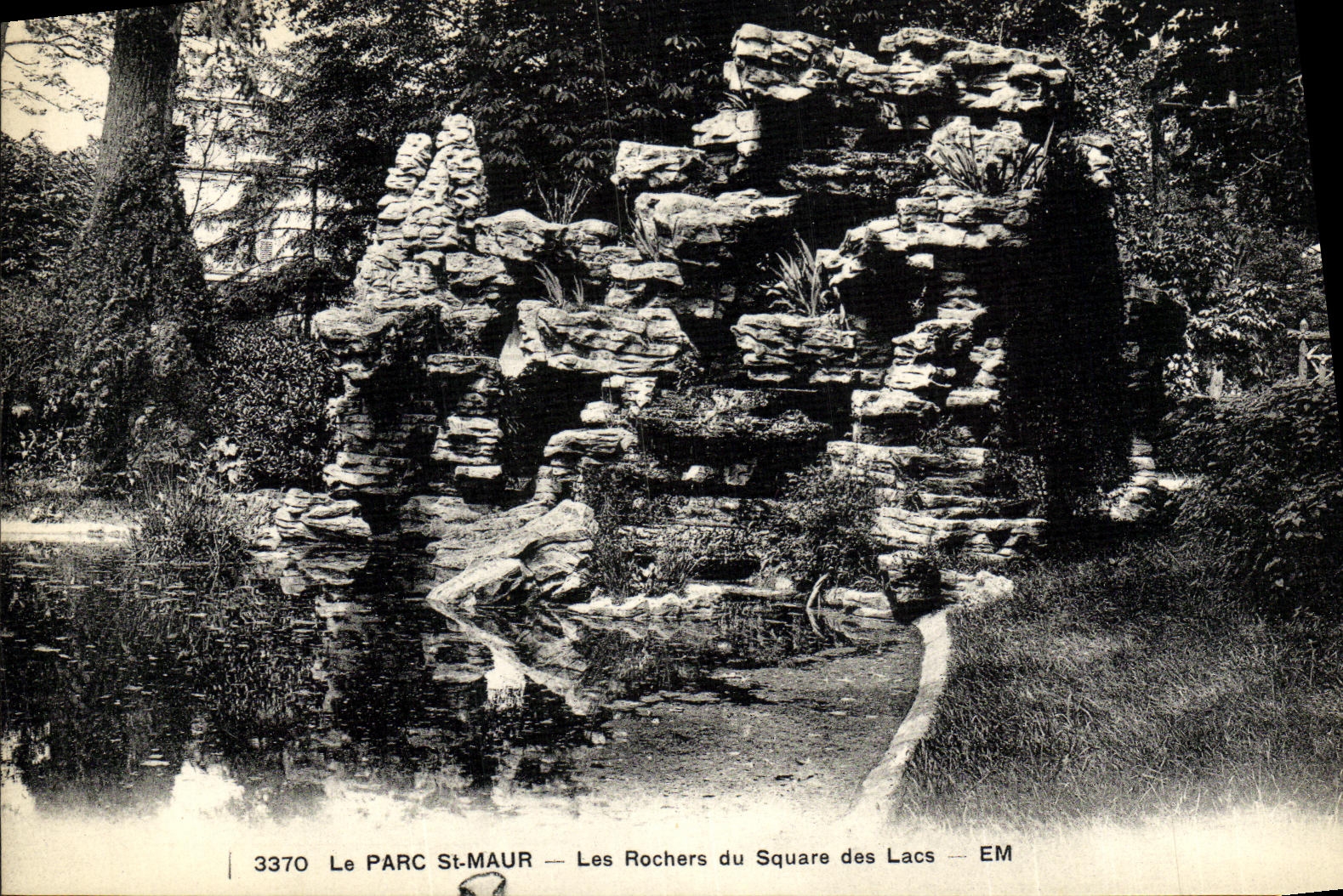 VINTAGE POSTCARD the Park St Maur Rocks of the Public garden of the Lakes