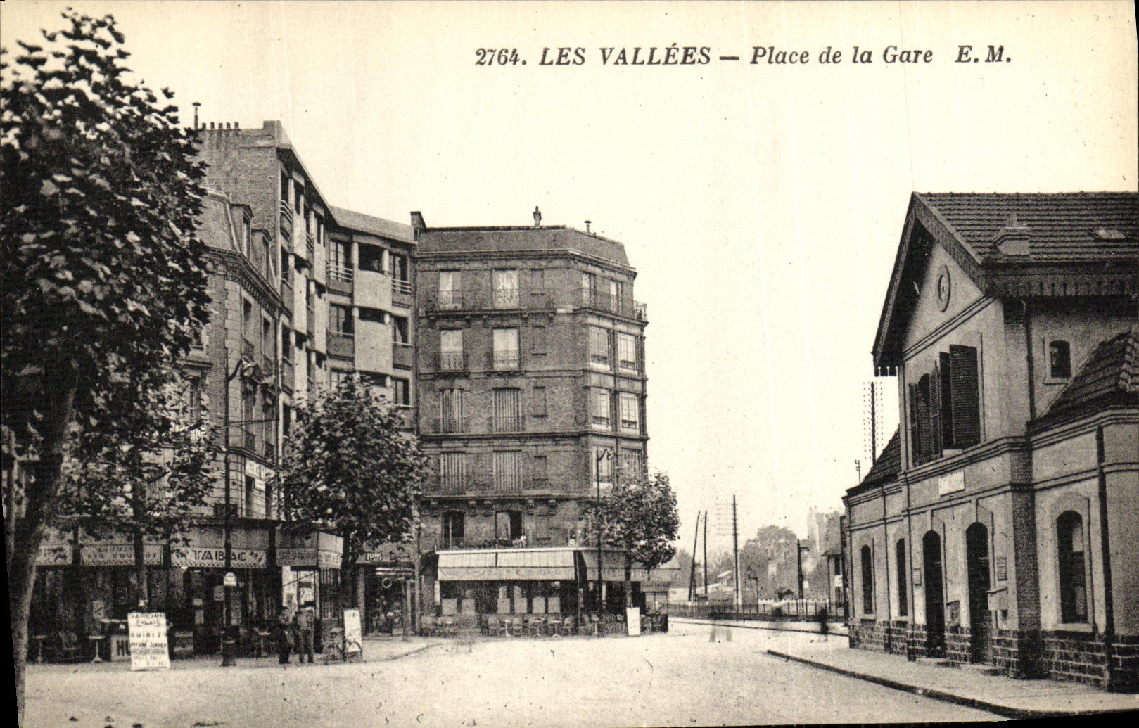 CPA Les Vallees Place de la Gare 