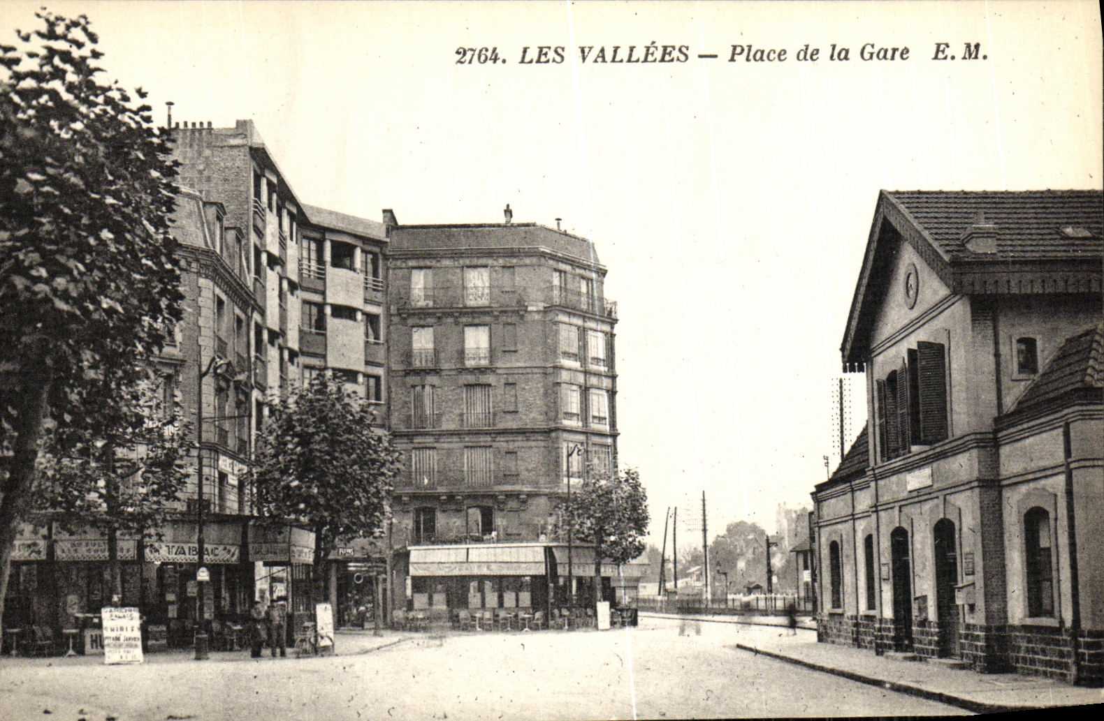 CPA Les Vallees Place de la Gare 