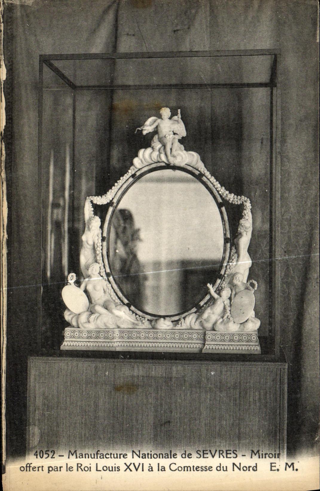 La fabricacion nacional de la POSTAL de la VENDIMIA de espejo separado ofrecio por rey Louis XVl a la condesa de E del norte M