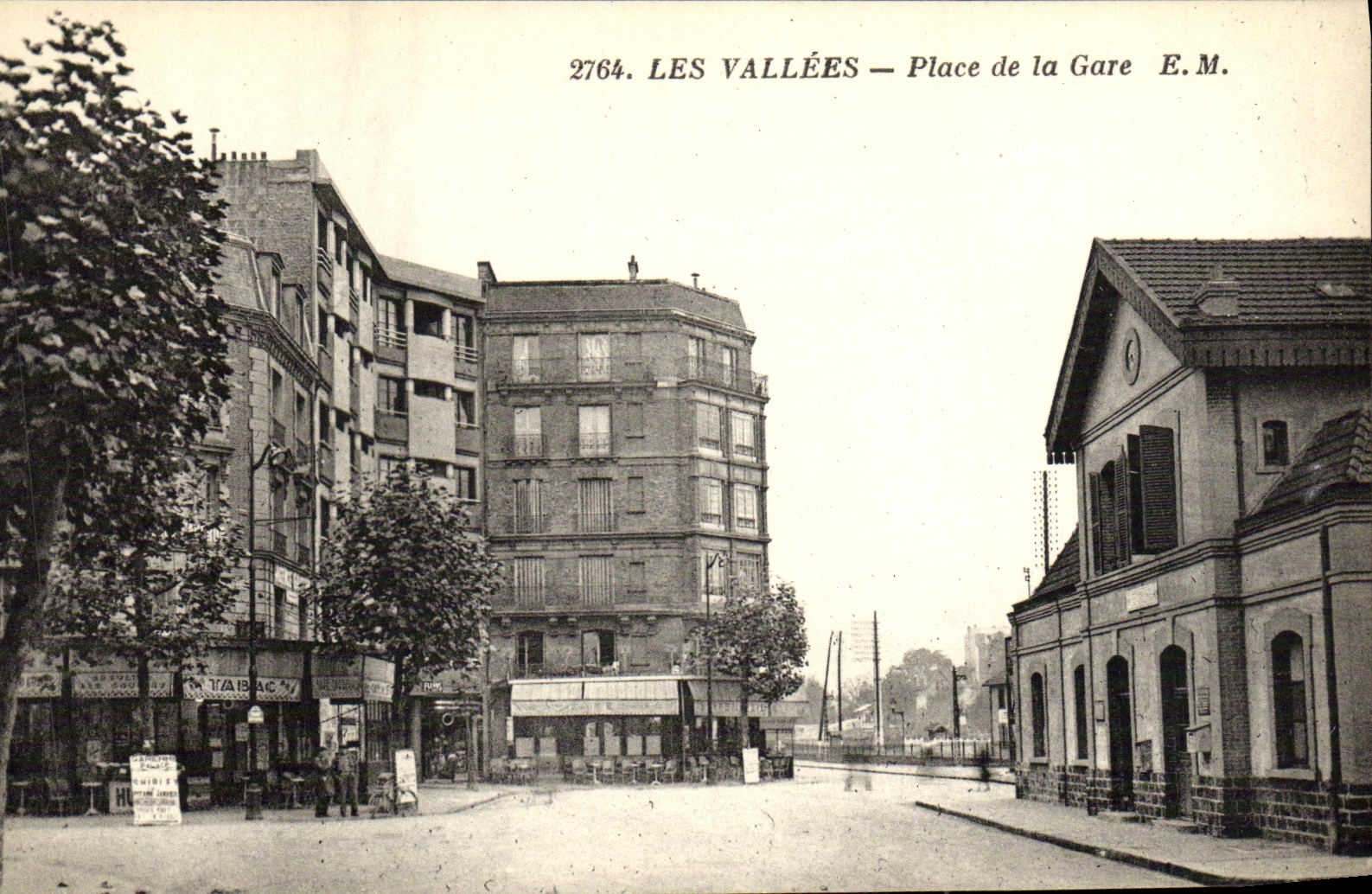 CPA Les Vallees Place de la Gare 